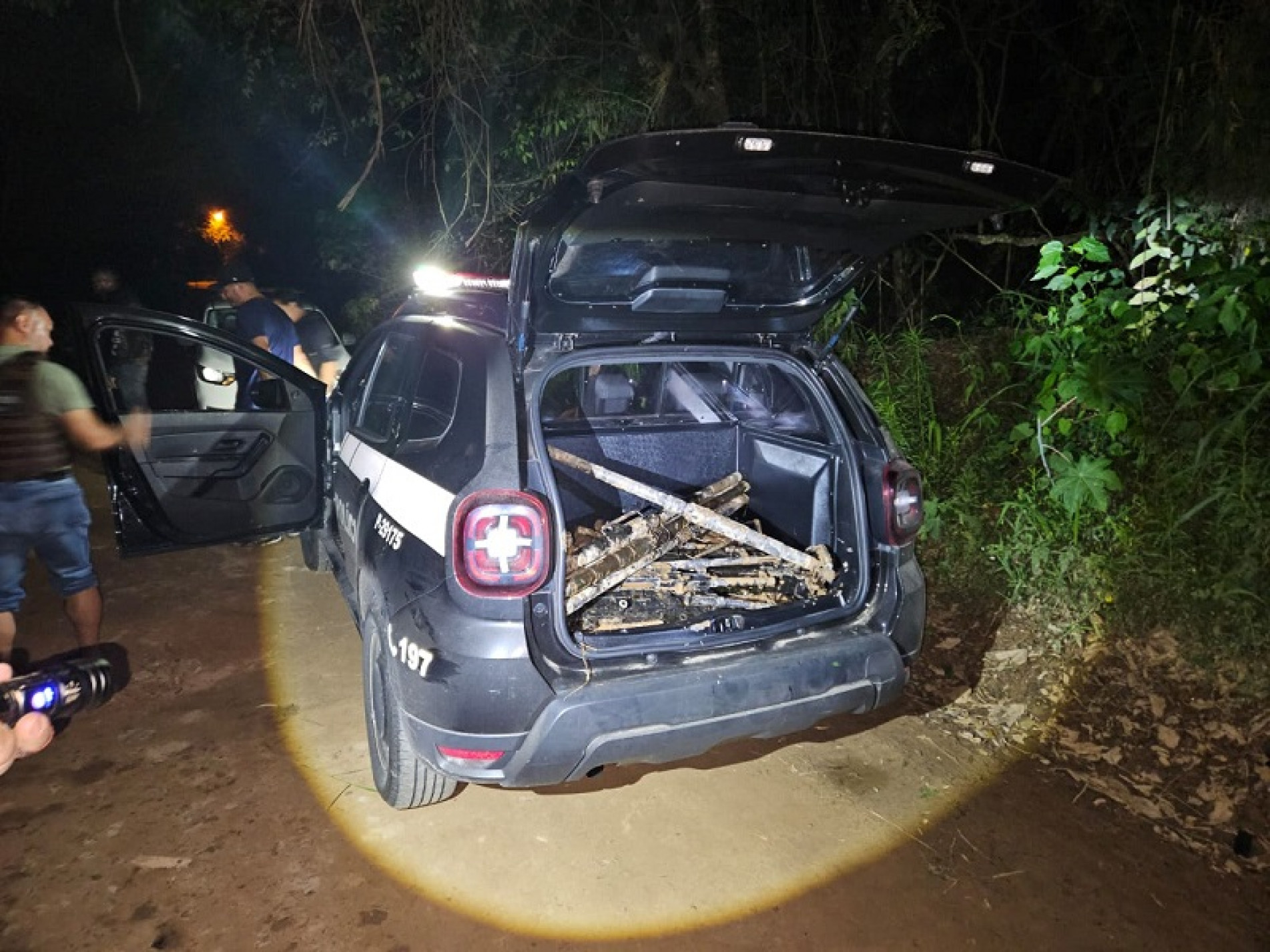 Armas foram localizadas em uma estrada do município