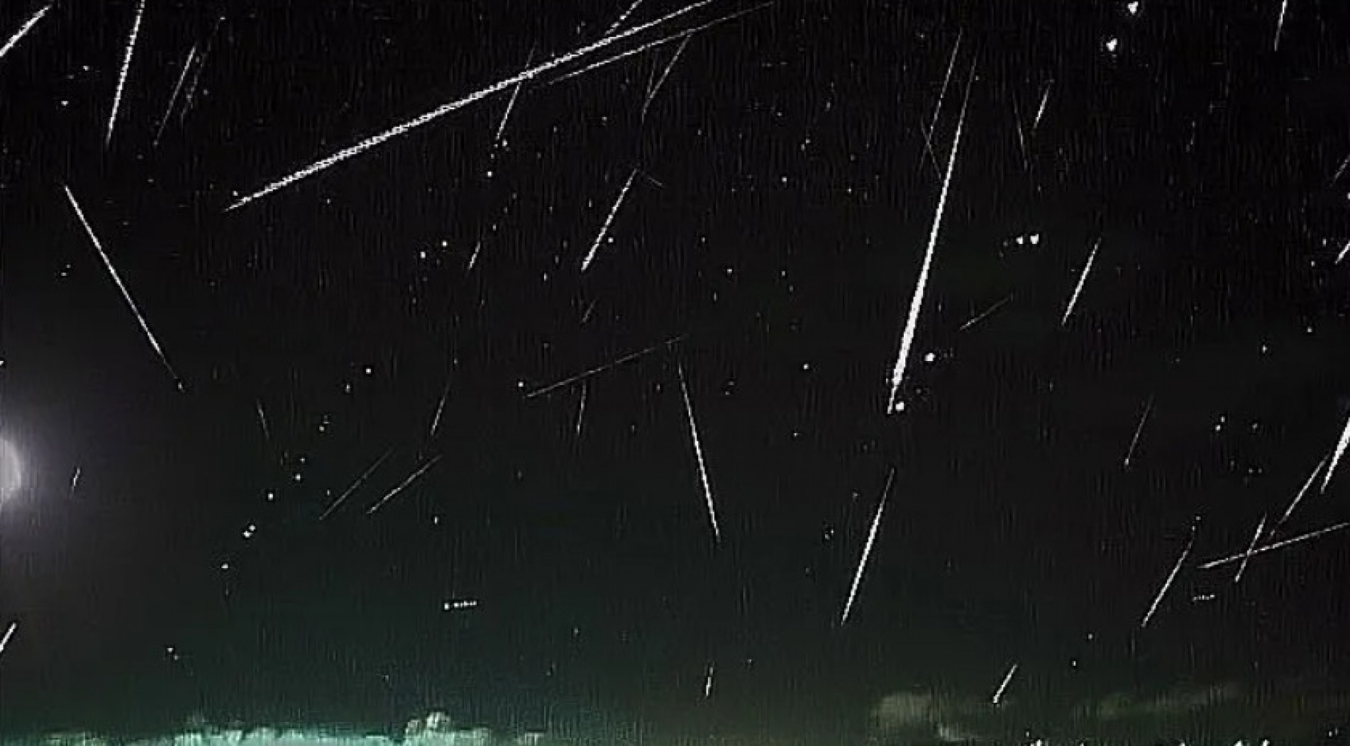 Sobreposição de meteoros registrados por uma câmera do Observatório Heller & Jung na semana anterior ao pico