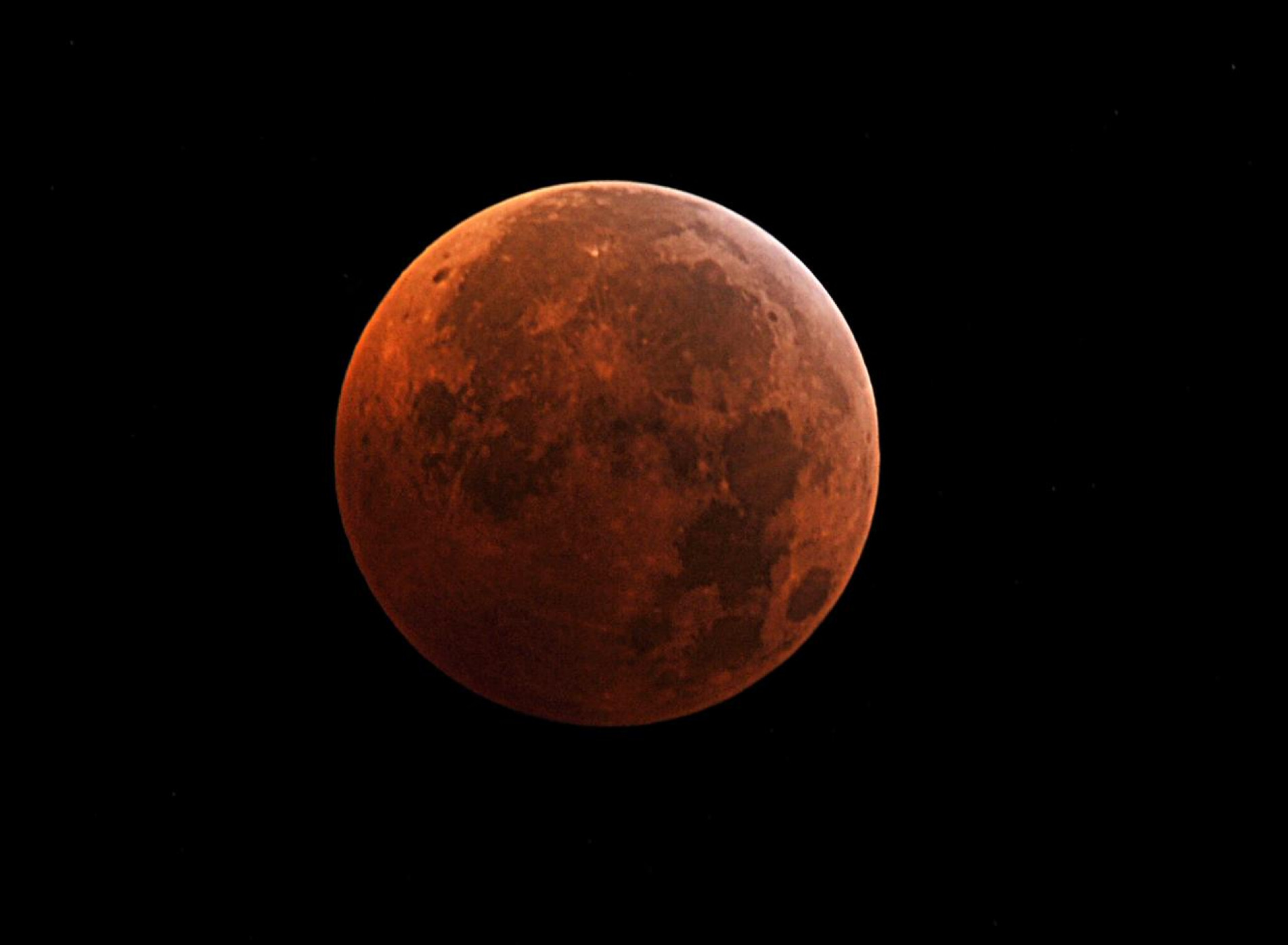 O eclipse lunar parcial ocorre quando a sombra da Terra encobre parcialmente o disco da Lua