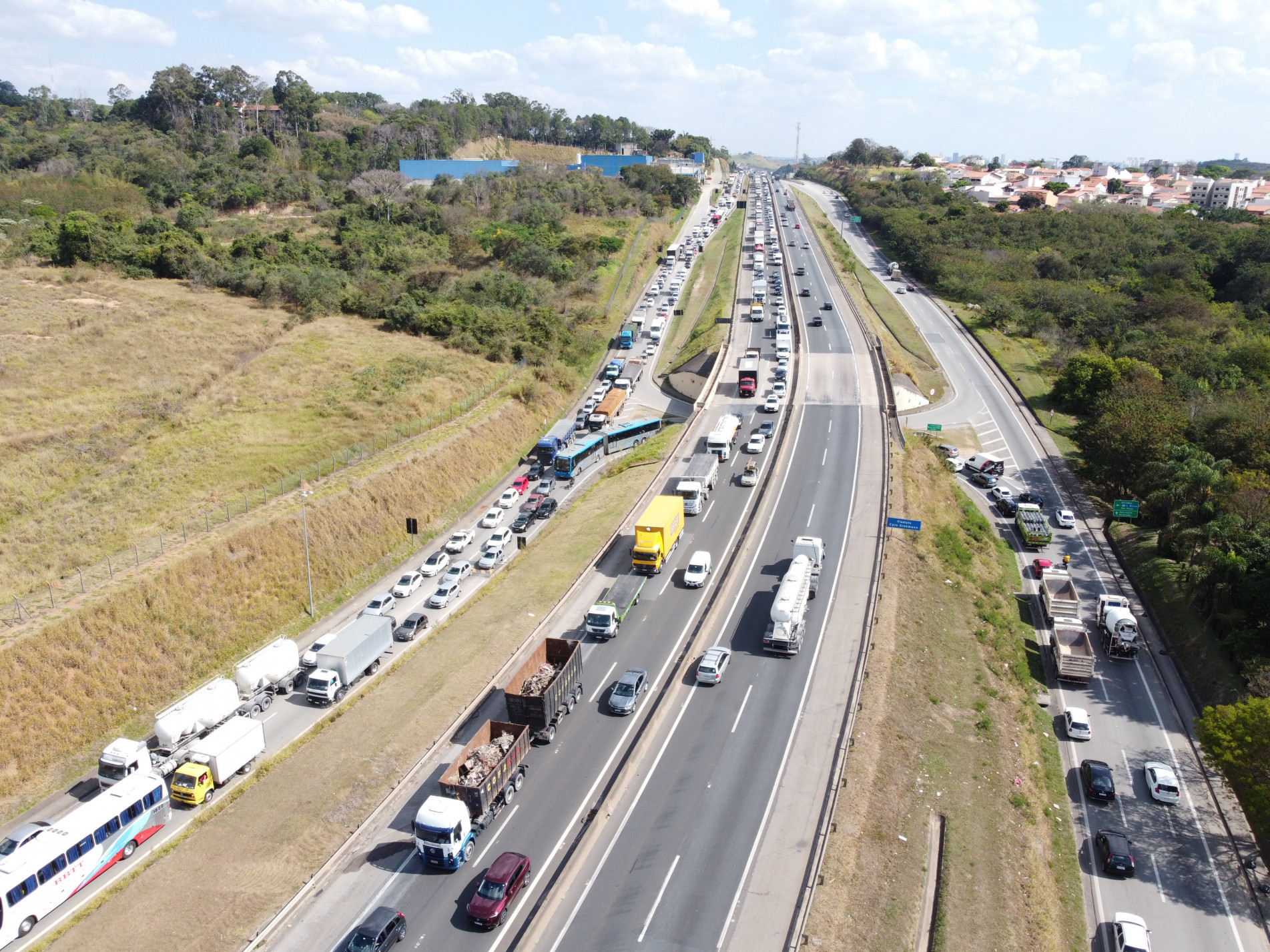 Um dos picos de trânsito deve ocorrer hoje, das 16h às 21h
