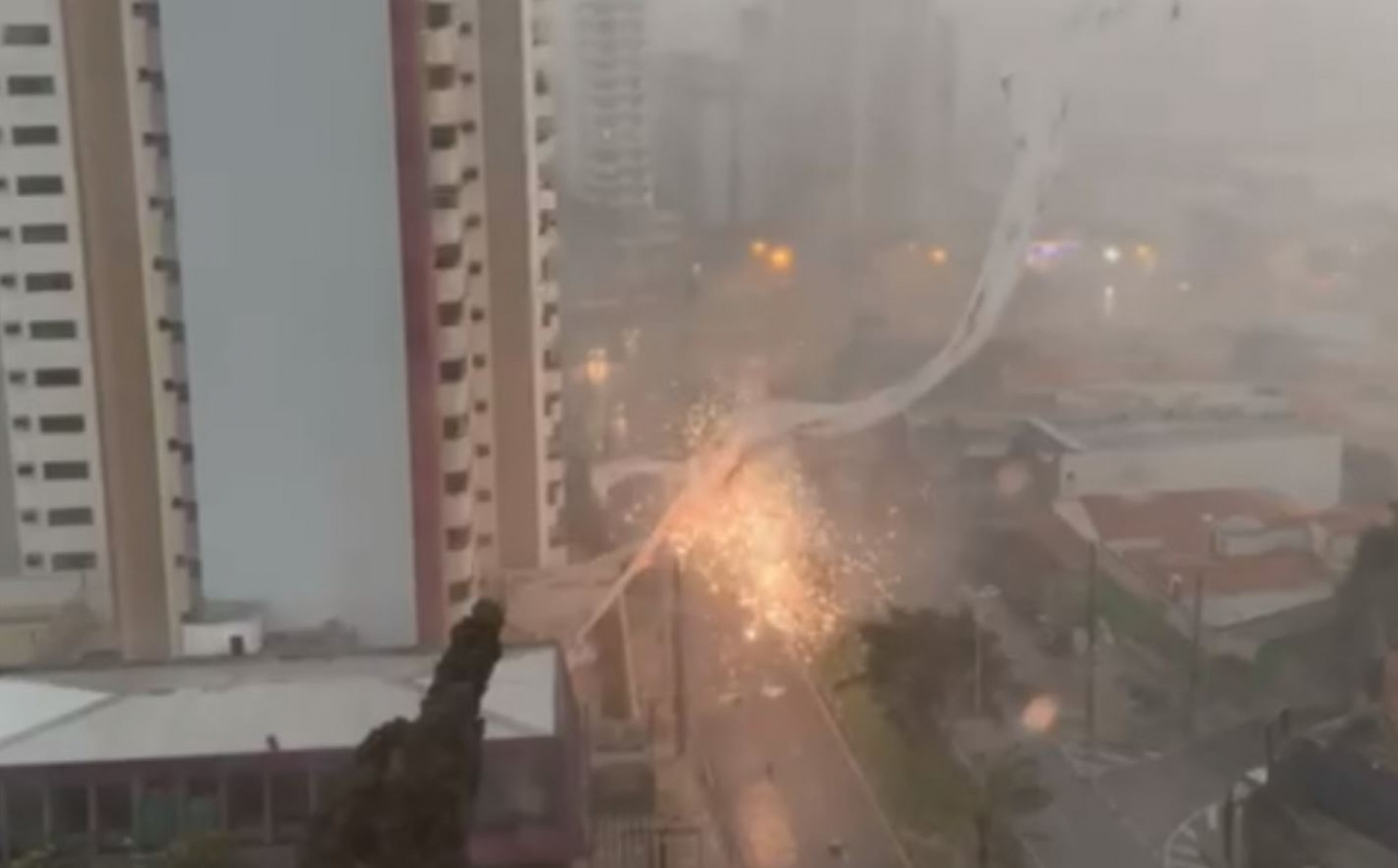 Choques de árvores, placas metálicas e outros materiais contra a rede elétrica causaram a maioria dos problemas