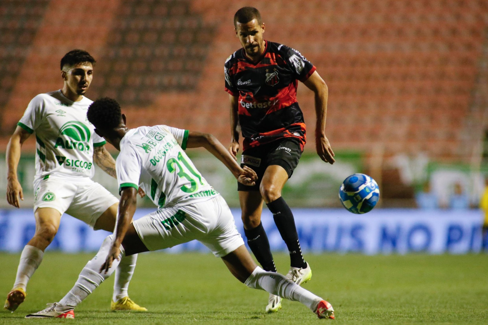 Chapecoense empata com Ituano e fica em situação crítica na Série