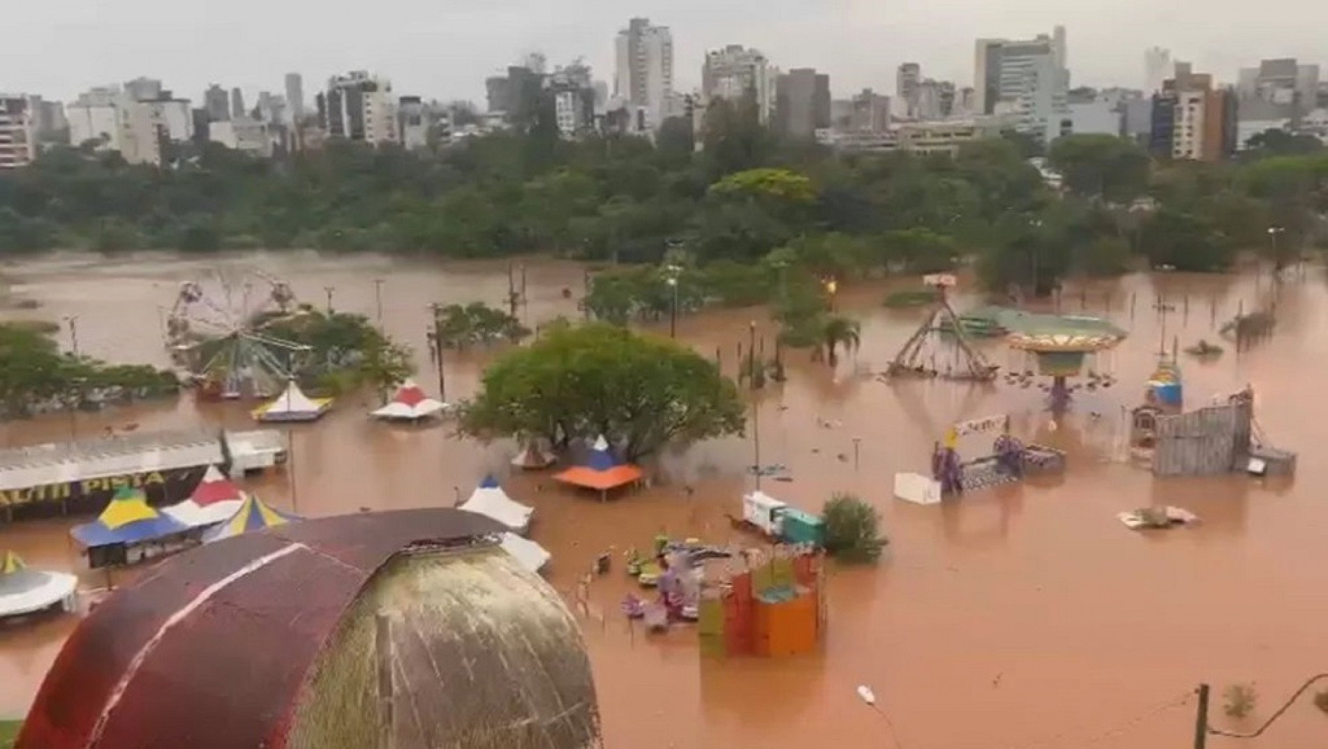 Parque de diversões ficou alagado na cidade de Lajeado