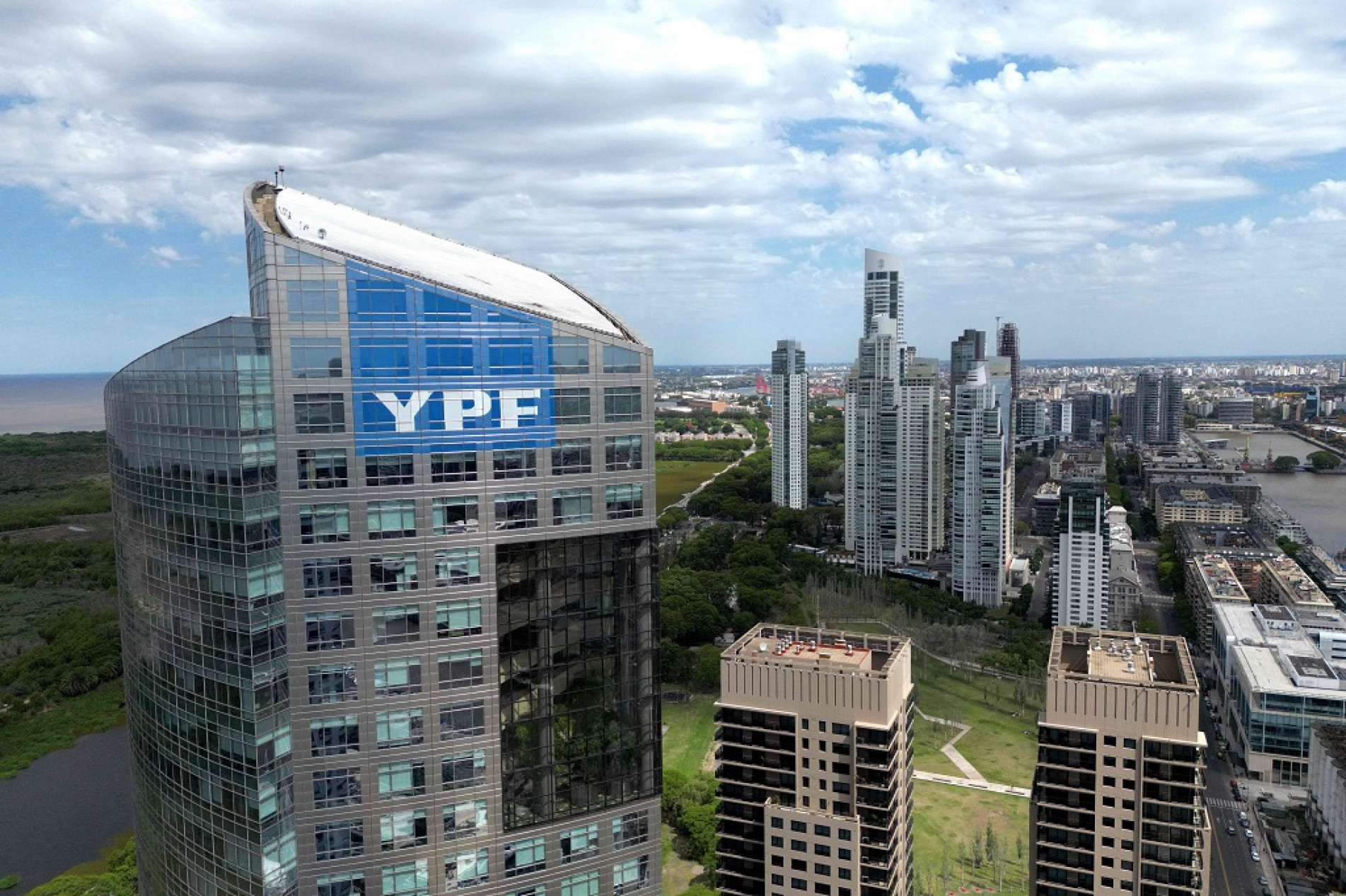 avier Milei reafirmou ontem que vai privatizar estatal de petróleo e gás YPF