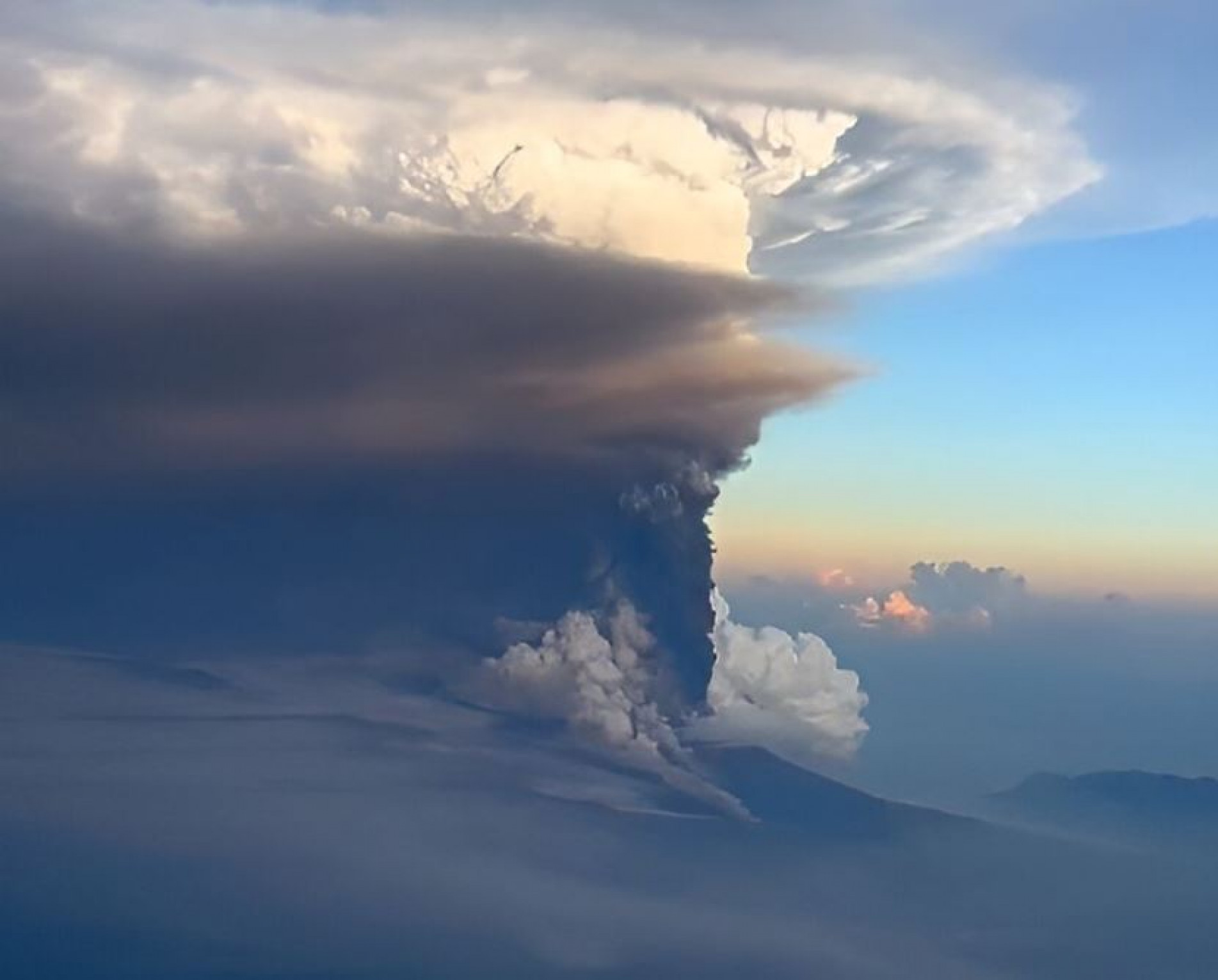 Cinzas espessas subiram ao céu durante a erupção do vulcão 

