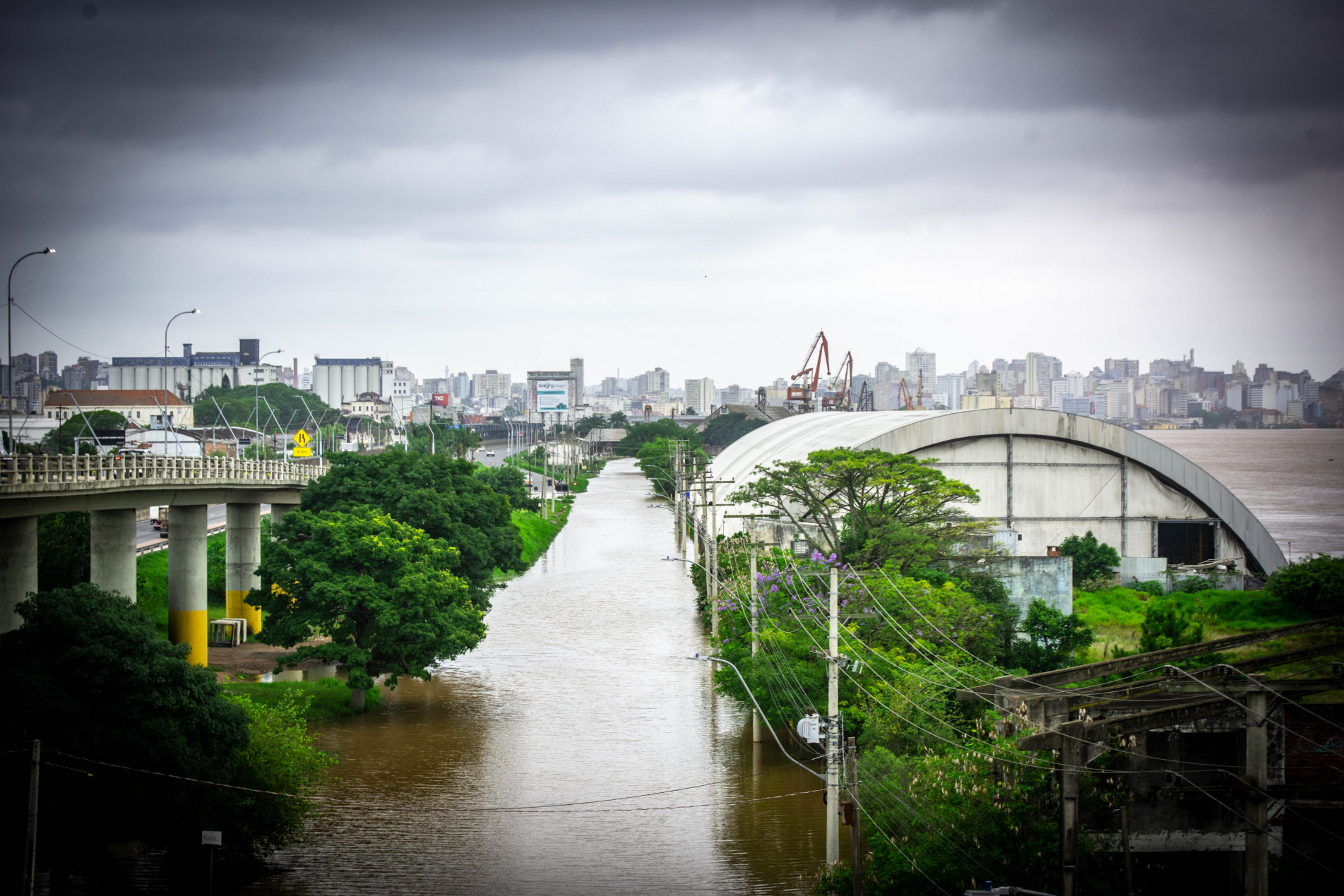 A alta do lago Guaíba provoca estragos em Porto Alegre