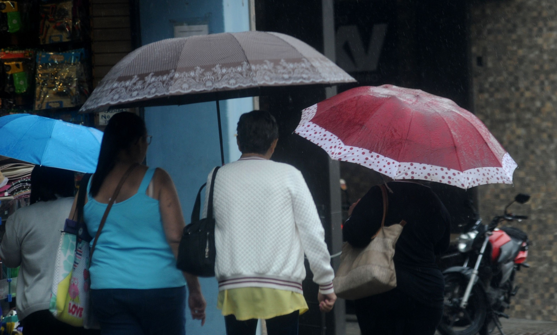 Além de chuva, a população pode enfrentar ventos fortes; a temperatura fica mais amena em relação a recente onda de calor