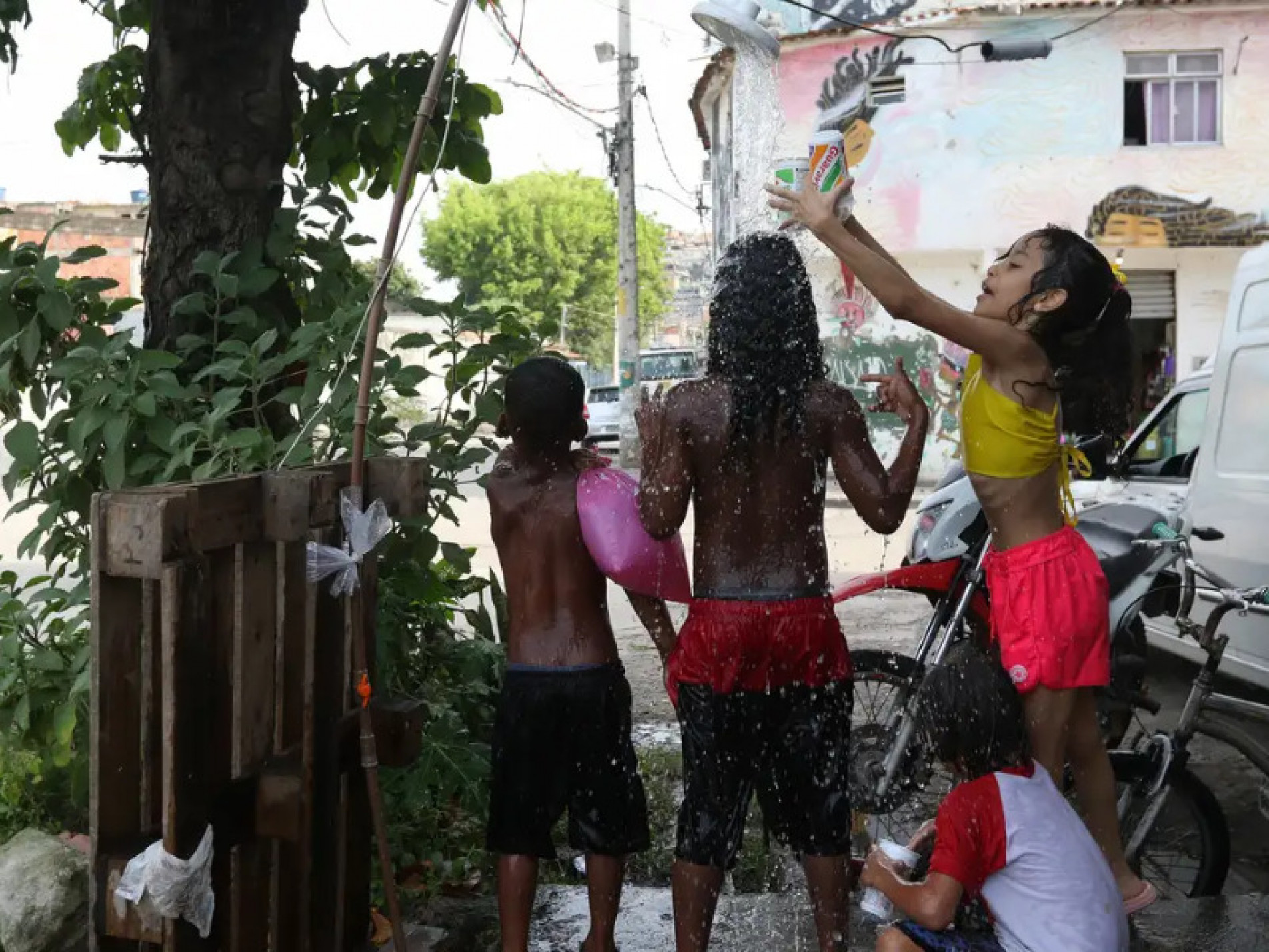 Moradores do Complexo da Maré se refrescam com chuveiros e piscinas improvisadas nas ruas da comunidade. Sensação térmica no Rio de Janeiro voltou a superar os 50 graus Celsius (°C) 