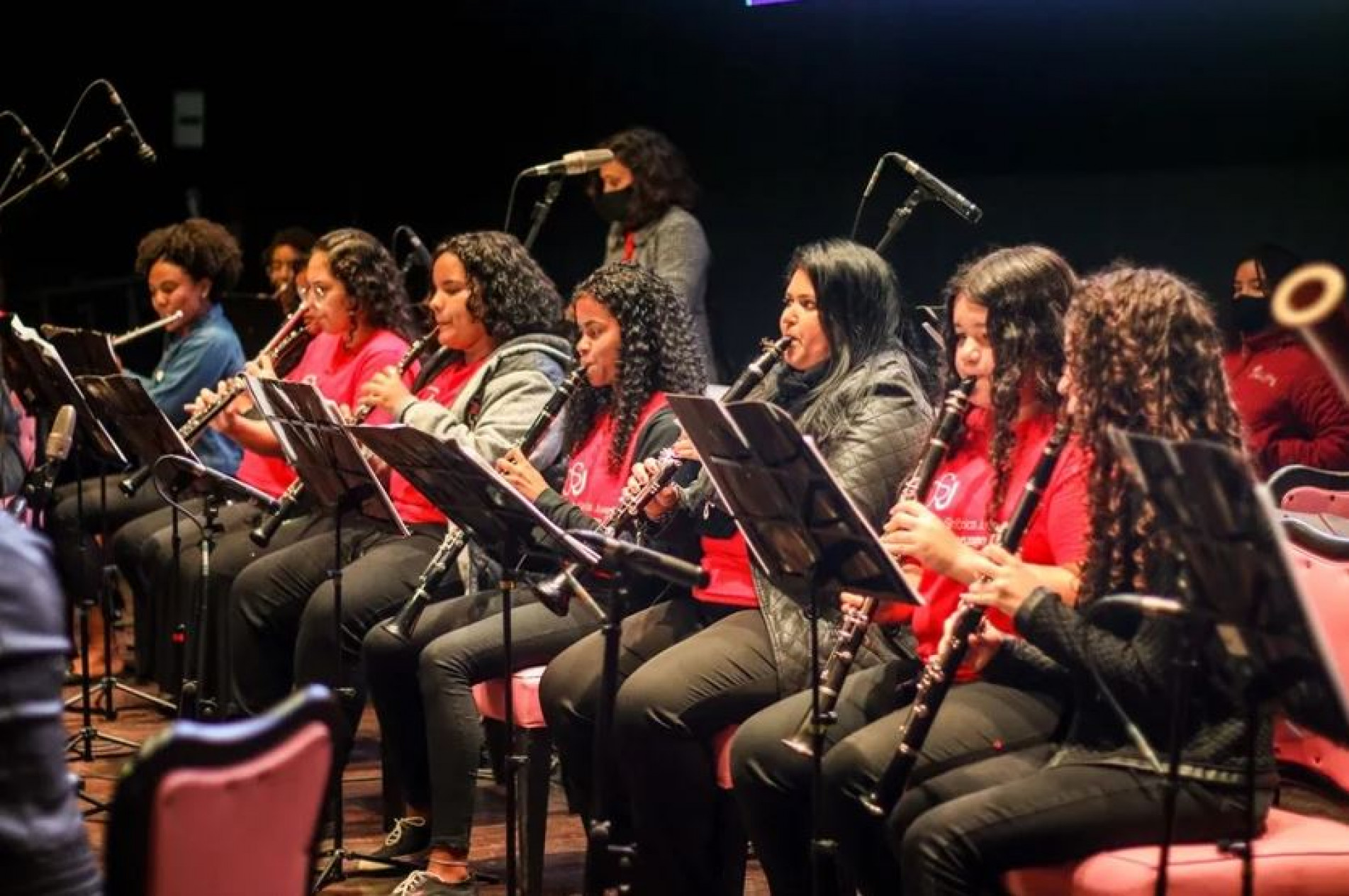 Orquestra é formada por 45 jovens, todas mulheres