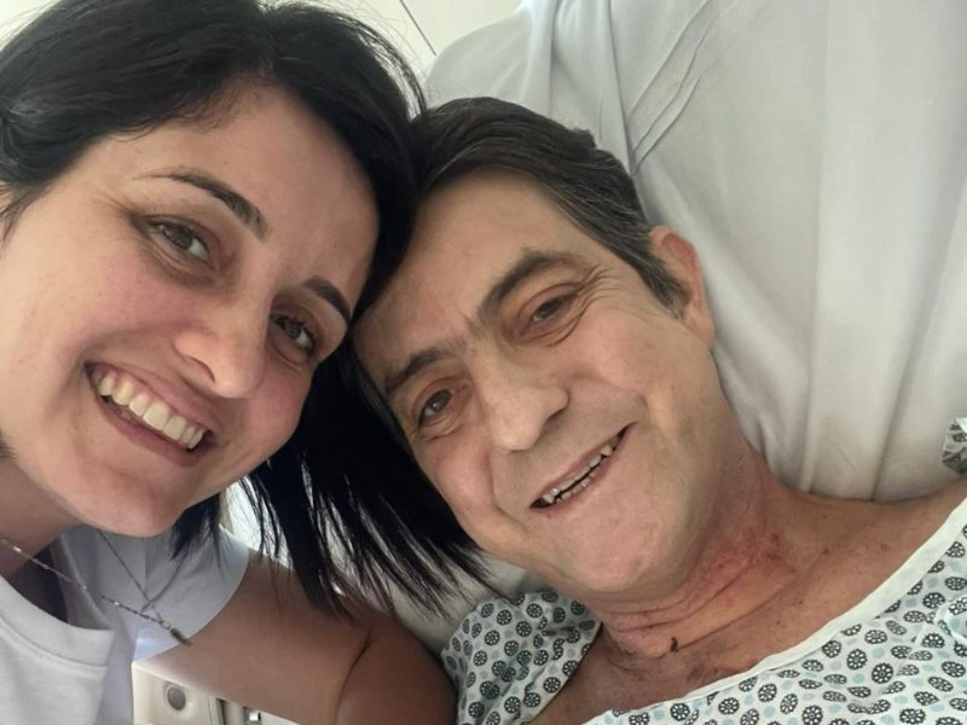 Em recuperação após o transplante, em 26 de outubro, Eric aguarda para deixar o Incor com a esposa Camila