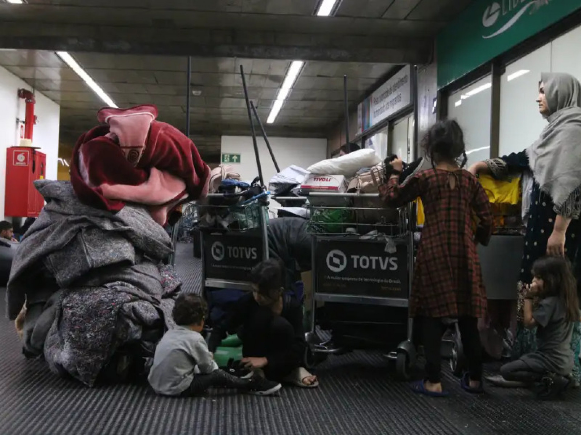 Refugiados afegãos acampam no Aeroporto de Guarulhos à espera de abrigo