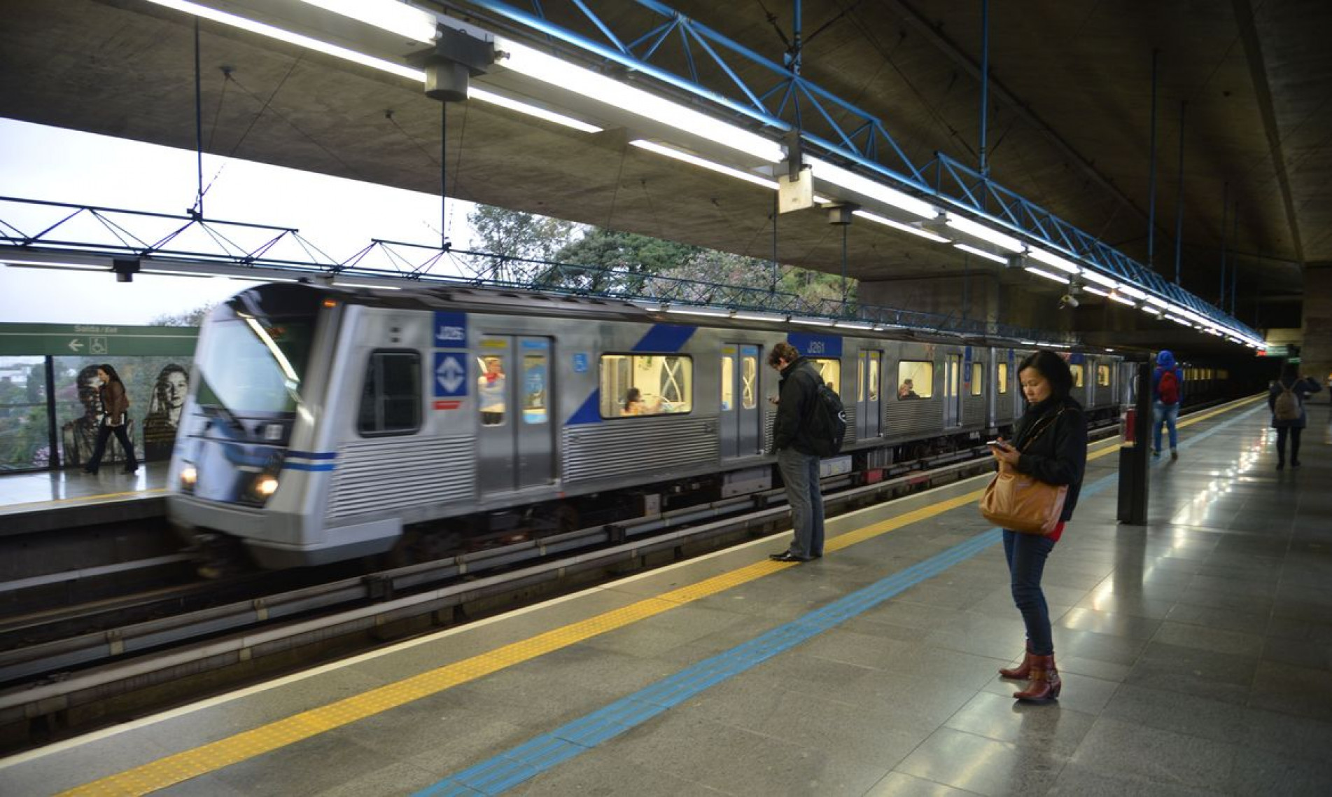 SP: contra privatizações, greve afeta funcionamento de trens e metrôs 