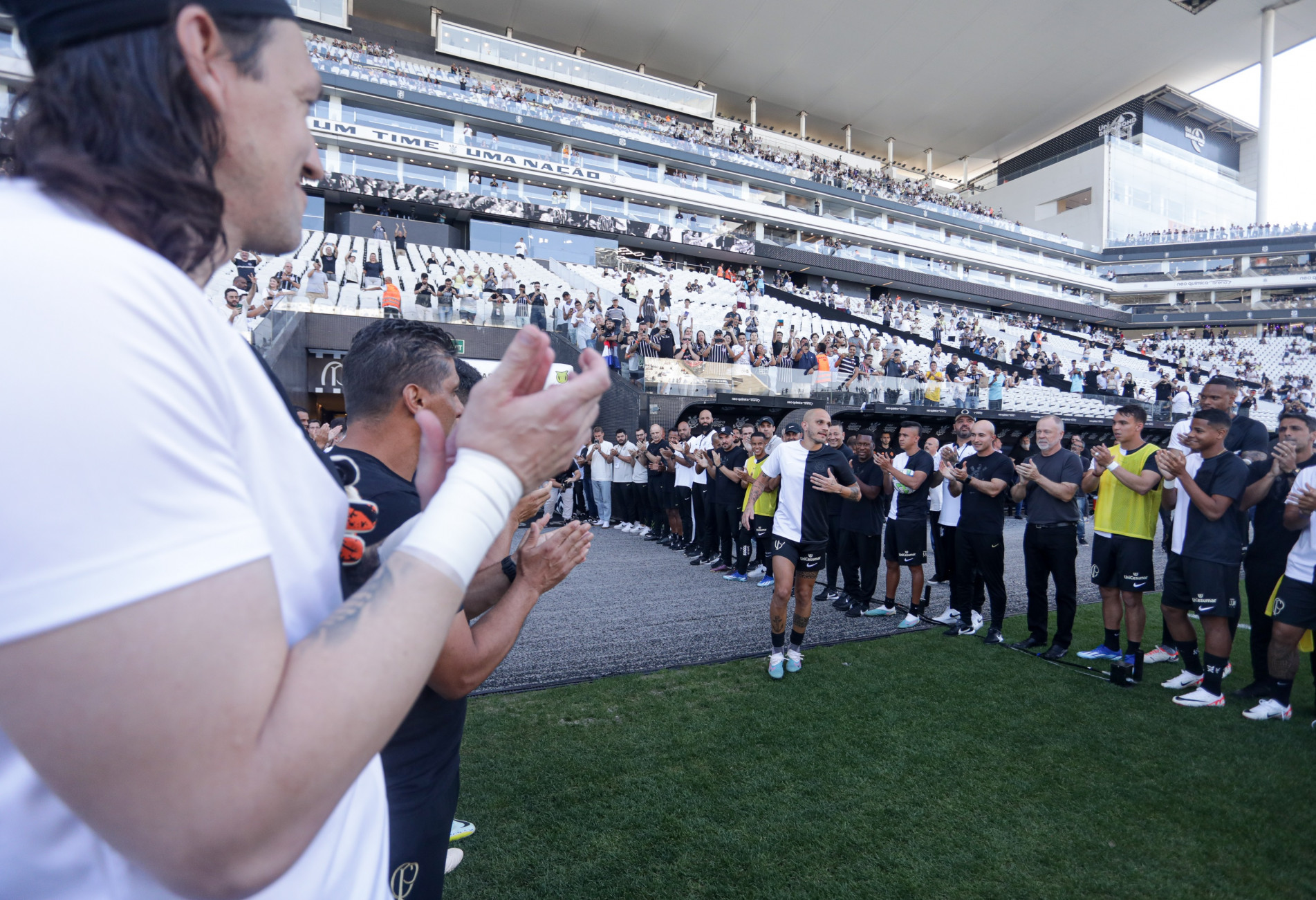 Fábio Santos foi homenageado antes do aquecimento