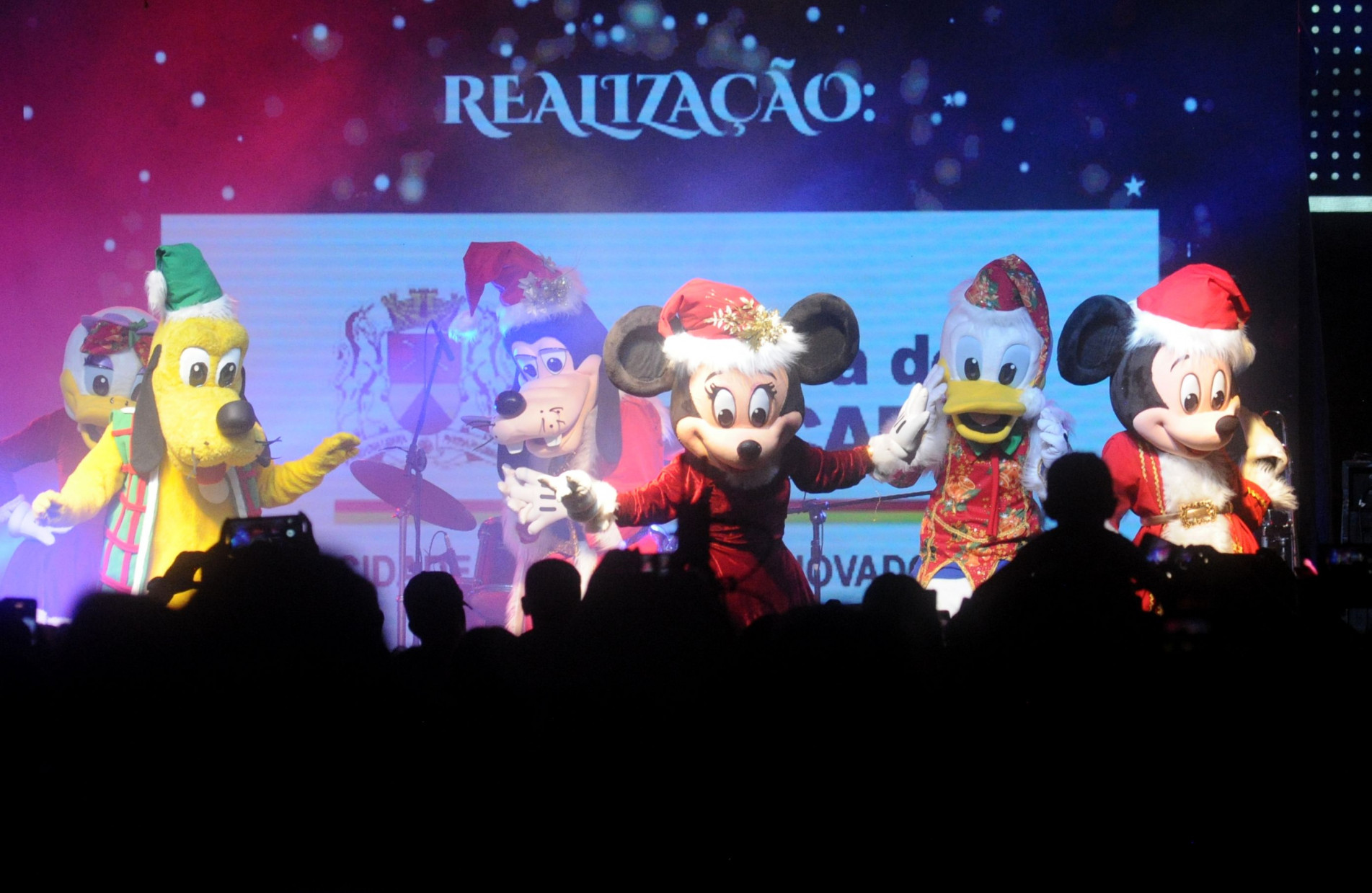 Apresentação do musical infantil da Disney alegrou adultos e principalmente as crianças