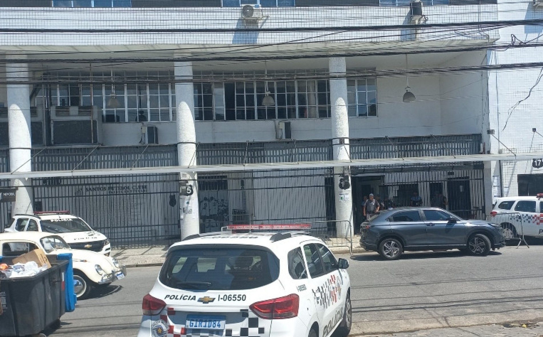 Policiais precisaram ir à Vila Belmiro para conter a torcida