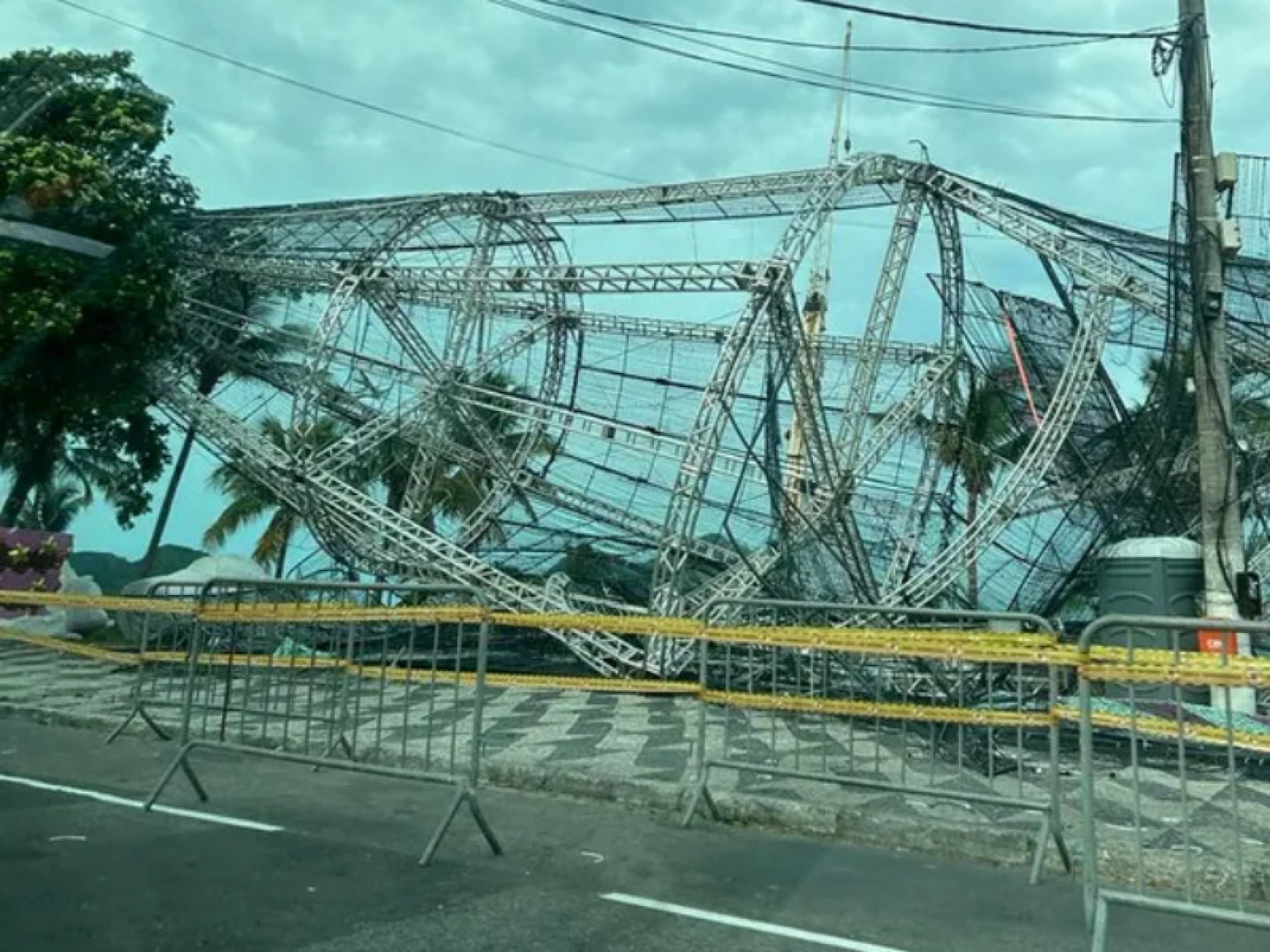 A árvore ainda não tinha sido inaugurada e estava posicionada na Praia de São Francisco, na zona sul da cidade