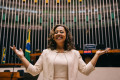 Evelyn no Planalto, em Brasília, cenário das primeiras filmagens  - DANIEL CHIACOS / DIVULGAÇÃO