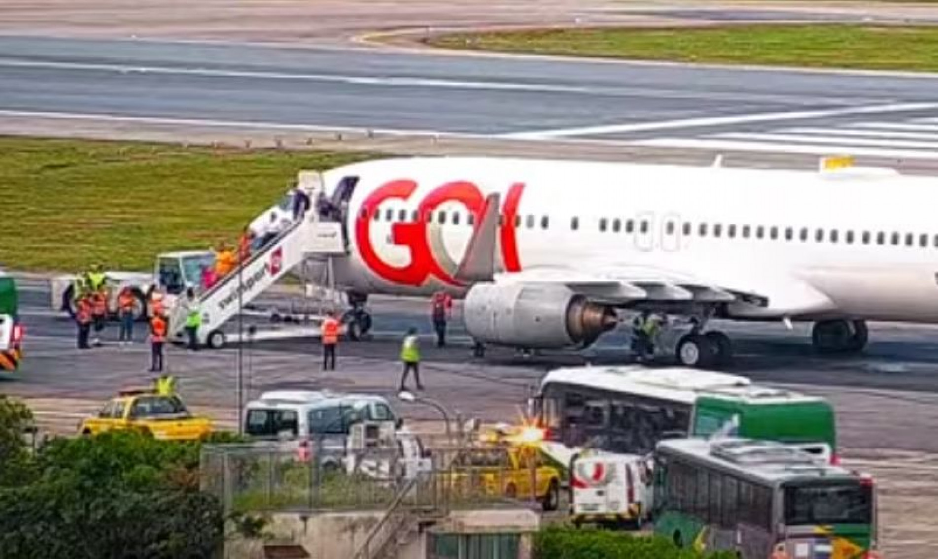 Passageiros tiveram que desembarcar da aeronave da Gol