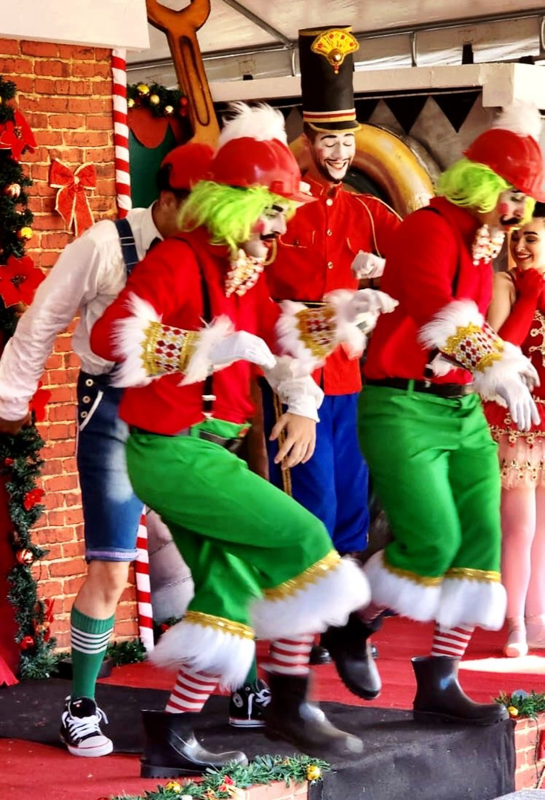 Personagens de Natal alegram as crianças na Vila Don Patto