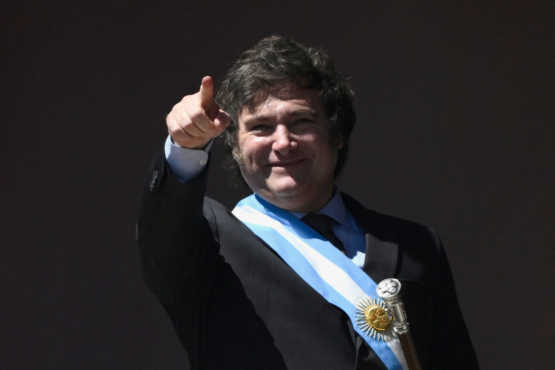 O novo presidente da Argentina, Javier Milei, gesticula de uma varanda do palácio governamental Casa Rosada durante seu dia de posse em Buenos Aires, em 10 de dezembro de 2023