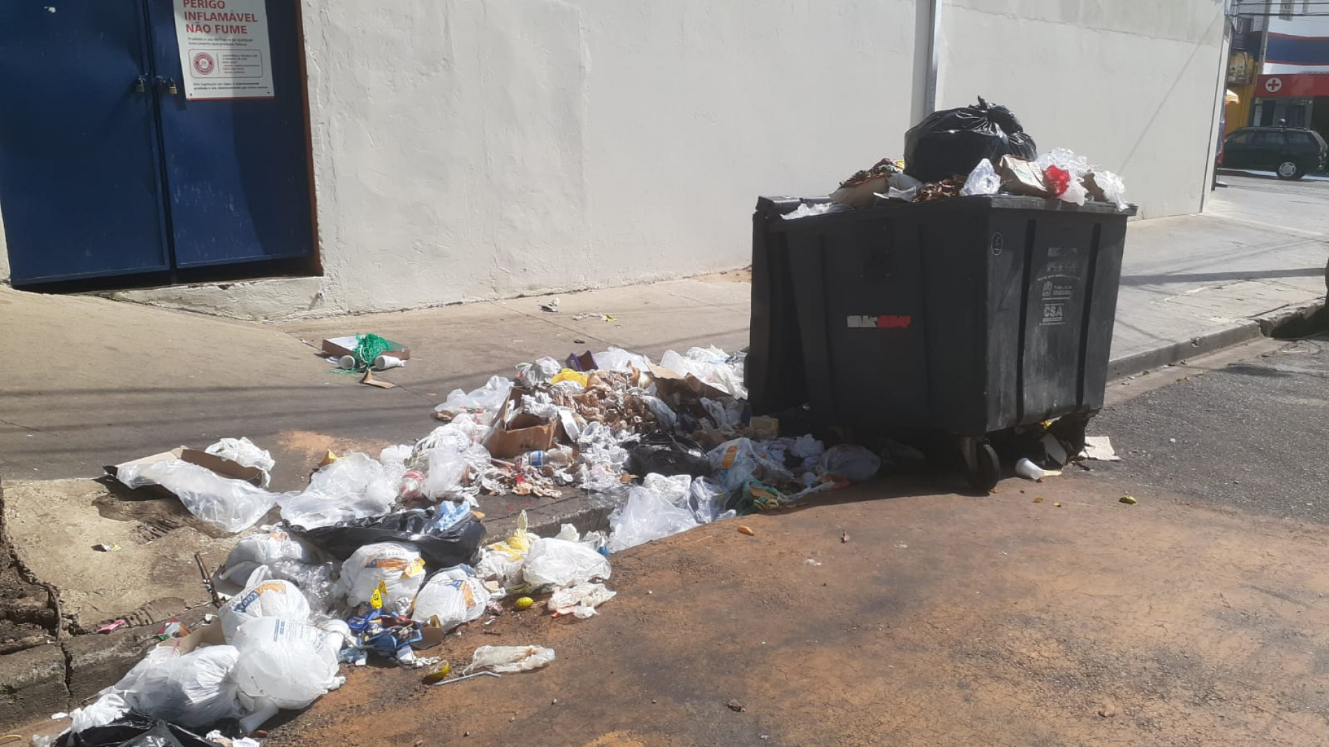 Devido à falta de espaço, há pessoas que até colocam os sacos de lixo no chão, ao lado do contêiner