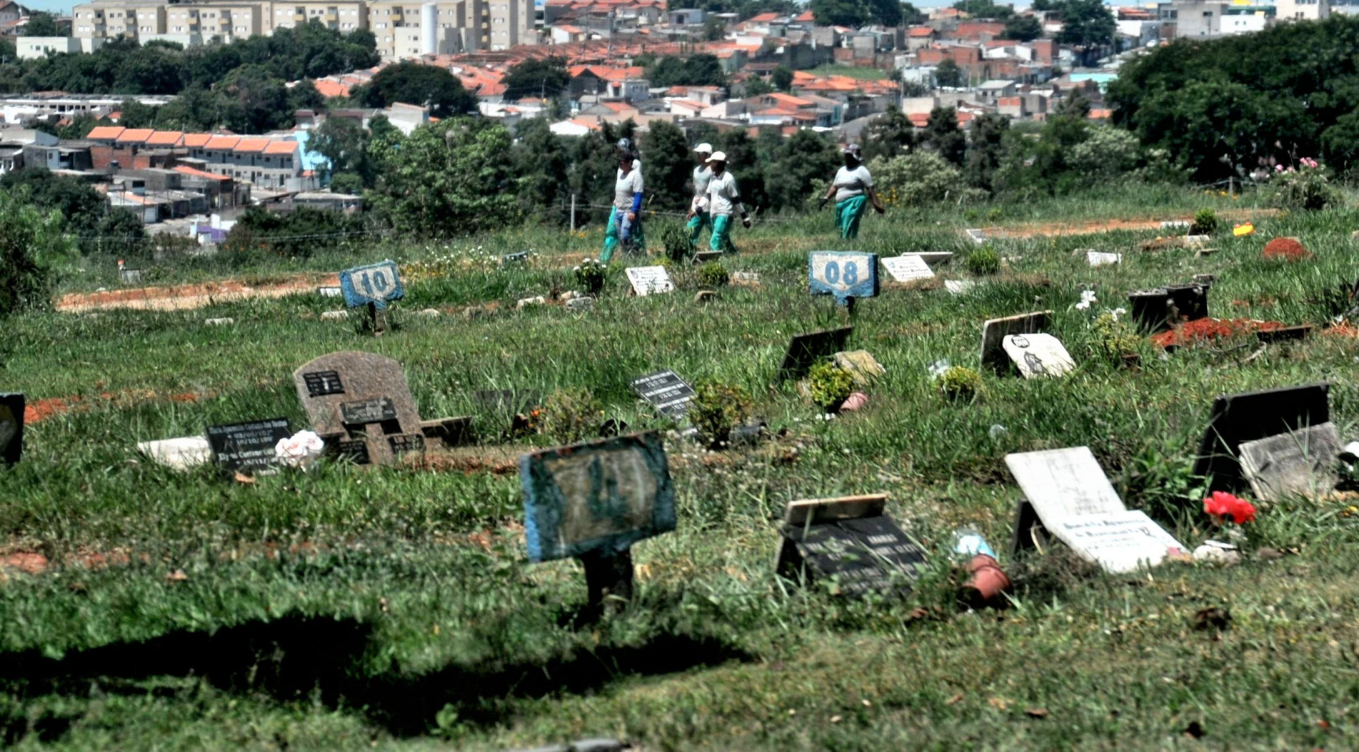 No momento, seis trabalhadores da Cooperativa de Trabalho Social de Egressos estão fazendo os sepultamentos no Santo Antônio