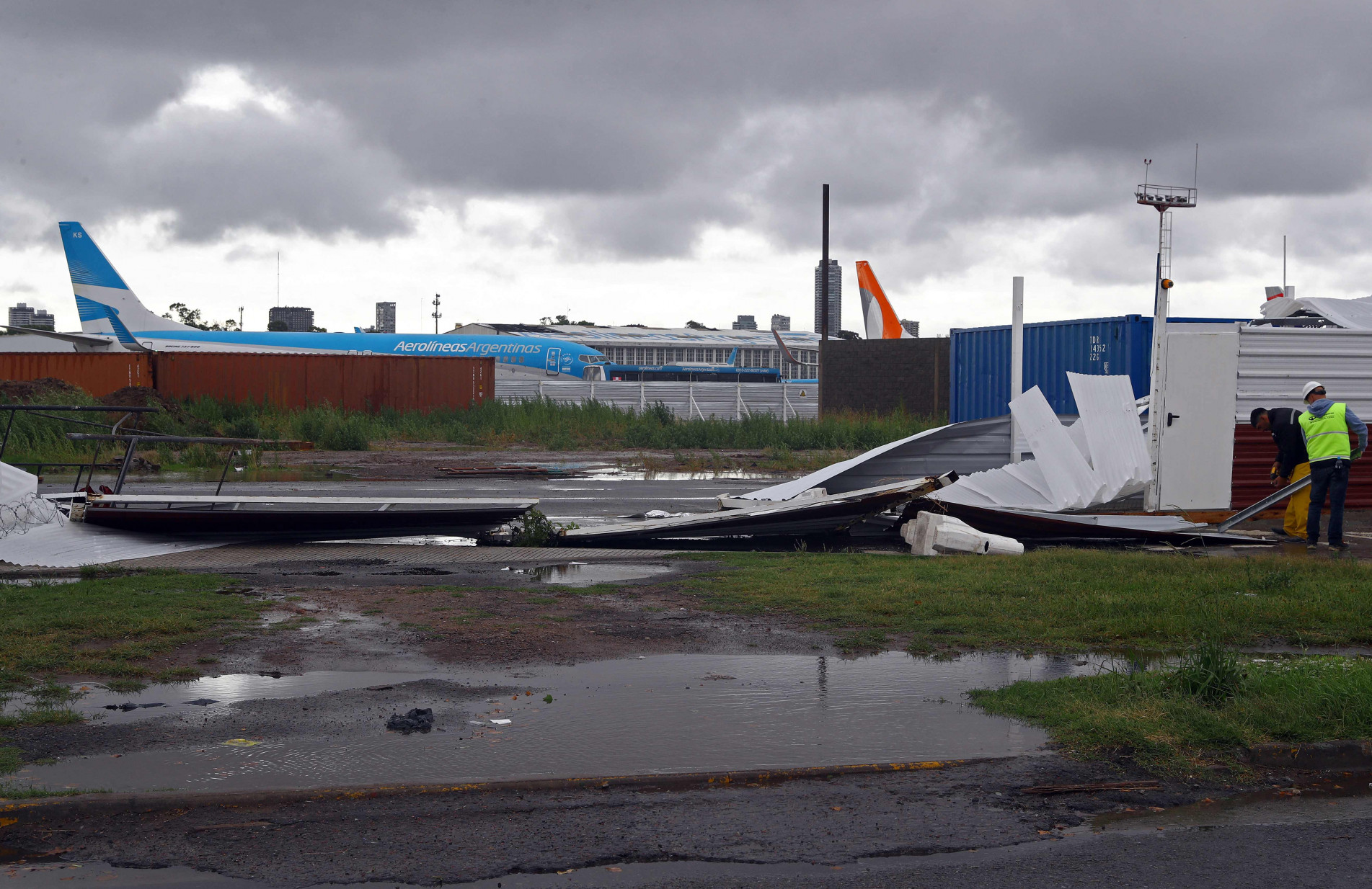 Imagem dos danos que o temporal causou em aeroporto 