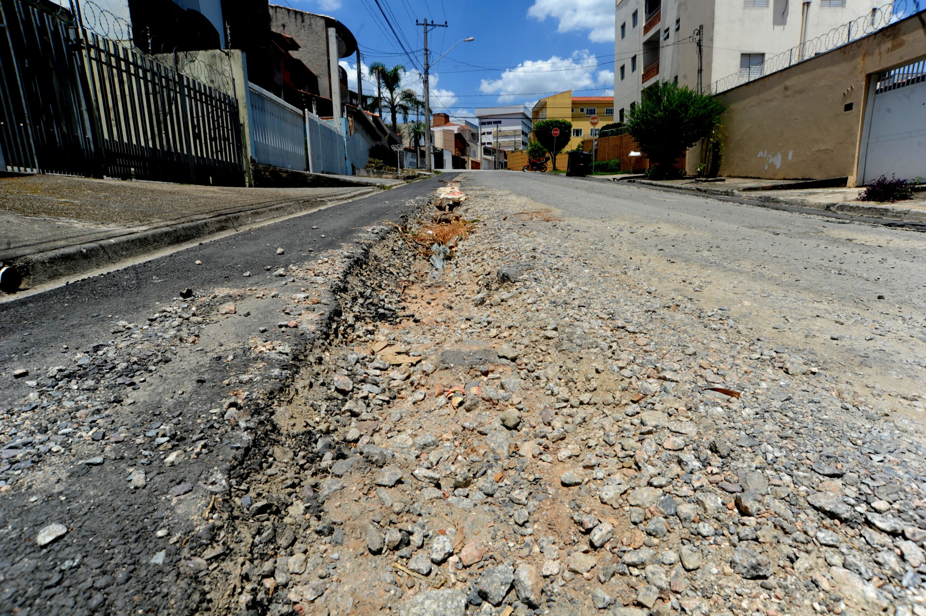 O pavimento da rua já quase não existe mais