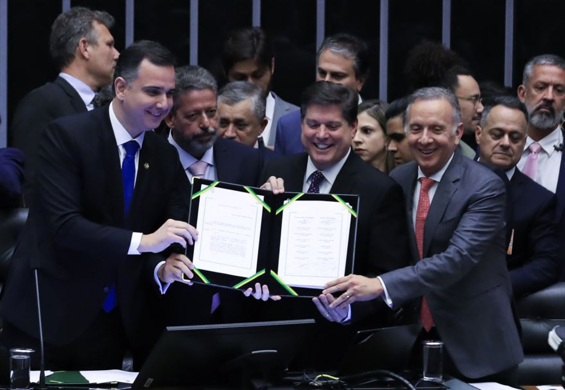 Congresso Promulga A Reforma Tributária