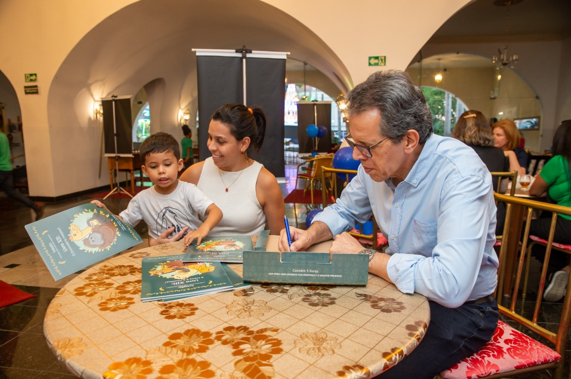 O autor das histórias é Antonio Luiz Pontes que, na foto, autografa um de seus livros 