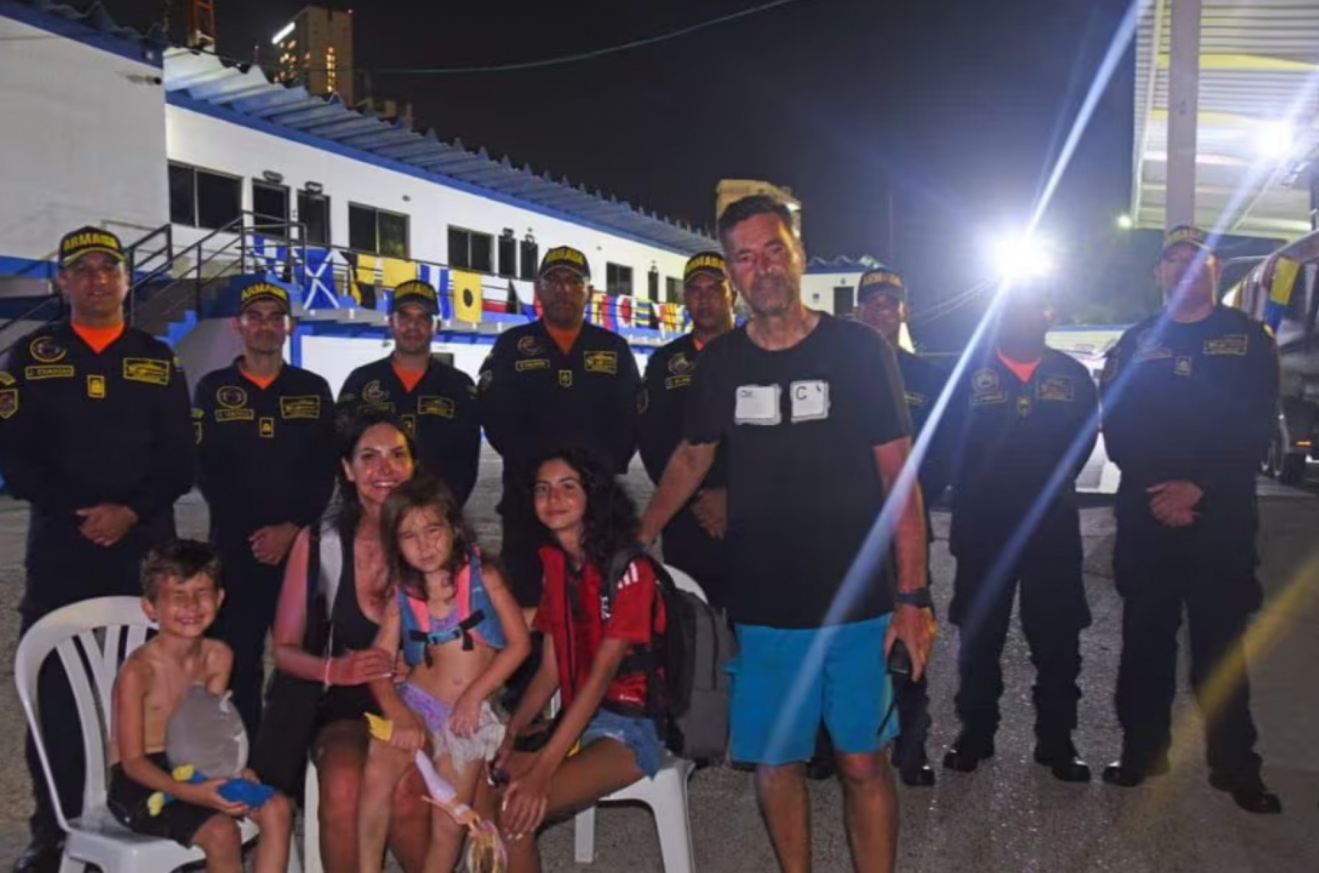 Família com cinco brasileiros, sendo três crianças, é resgatada no mar caribenho pela Força Naval do Caribe