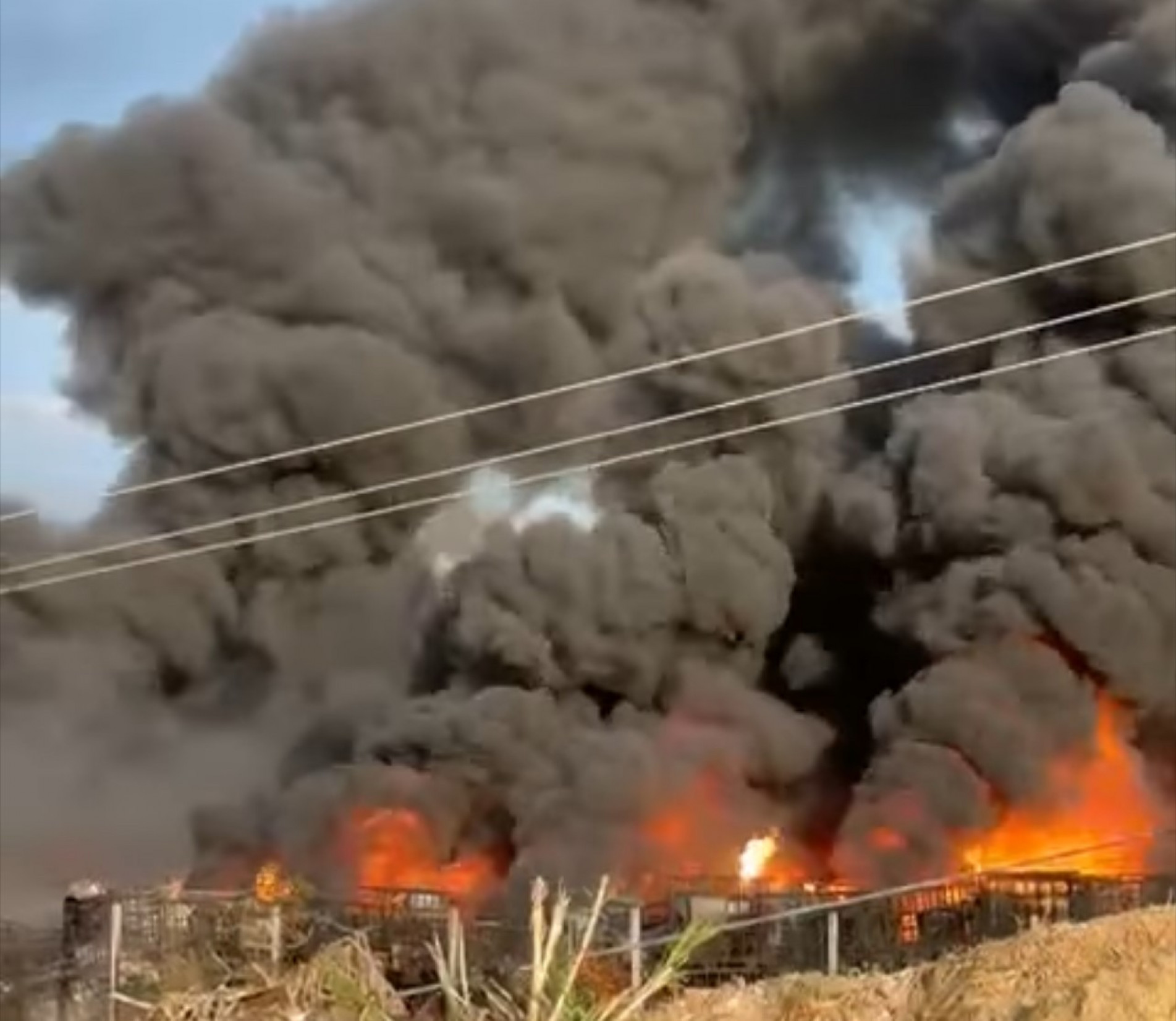 Incêndio atinge terreno de empresa em Araçariguama