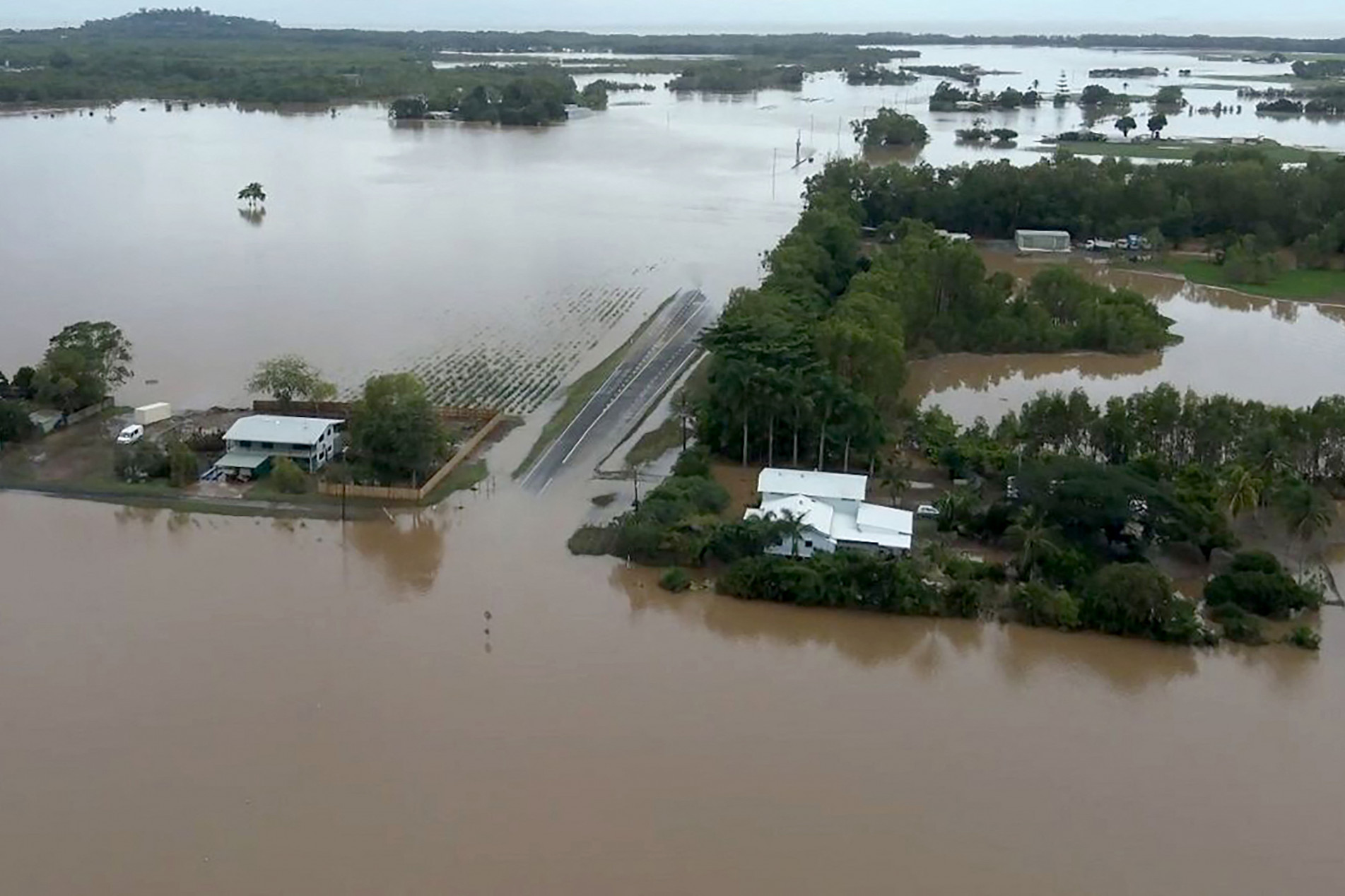 Tempestades e fortes ventos atingiram os estados de Victoria e Queensland, causando inundações e quedas de energia  