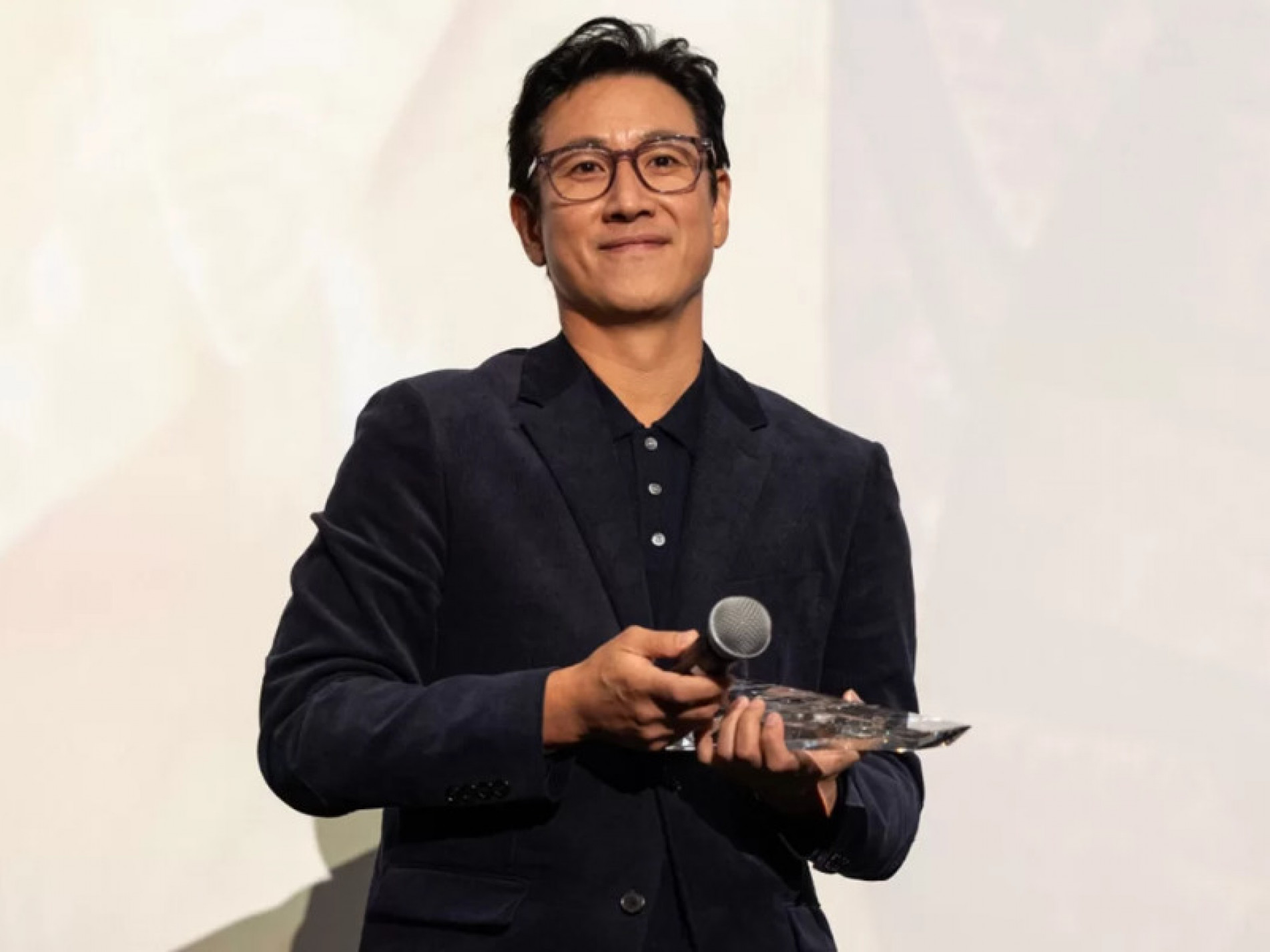 Lee Sun-kyun, que se destacou por interpretar o chefe de uma família rica em Parasita, alcançou reconhecimento internacional ao receber o prêmio Screen Actors Guild em 2021