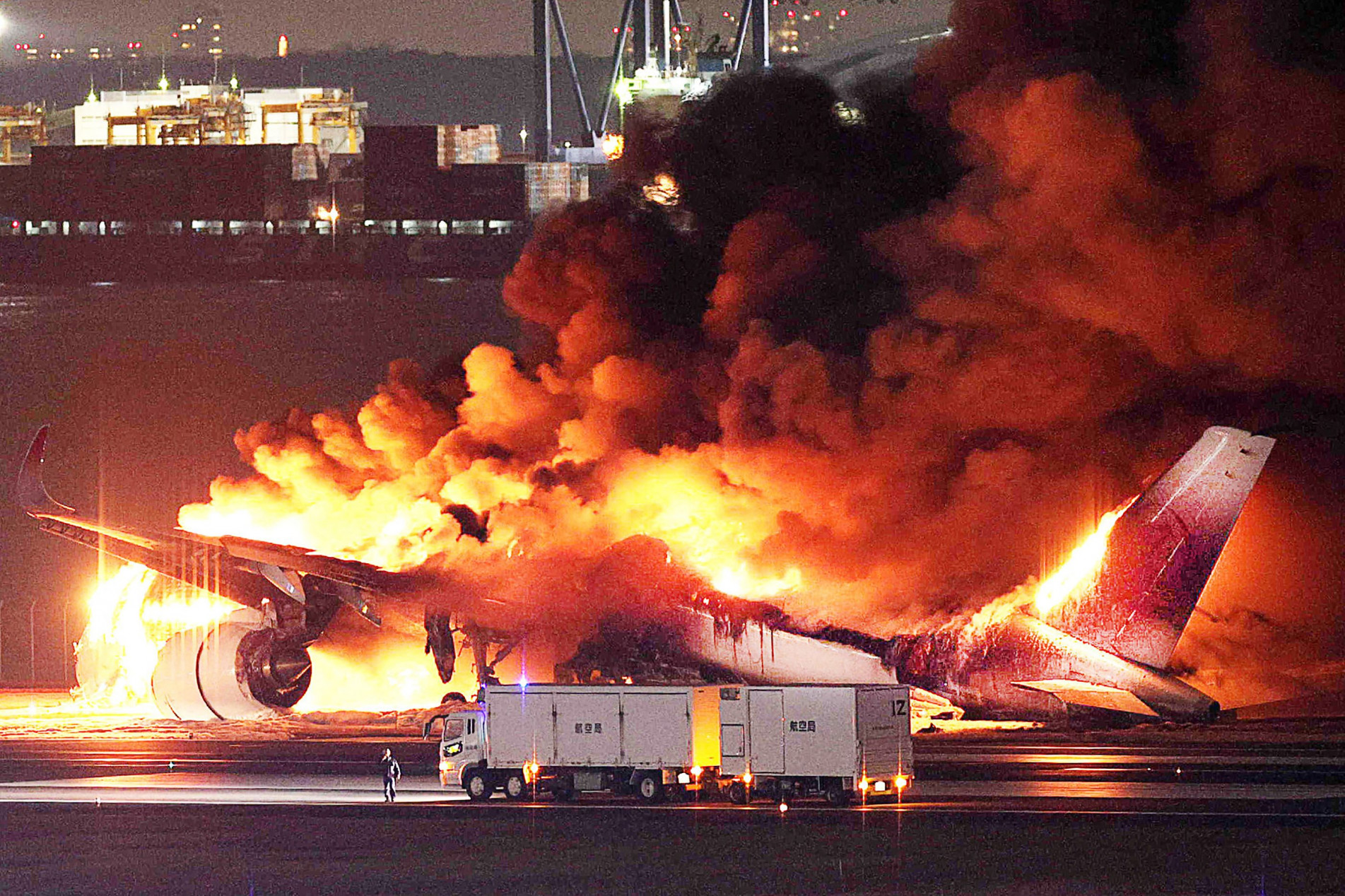 Avião pegou fogo na pista do Aeroporto de Haneda, em Tóquio, depois de colidir com outra aeronave de menor porte após o pouso