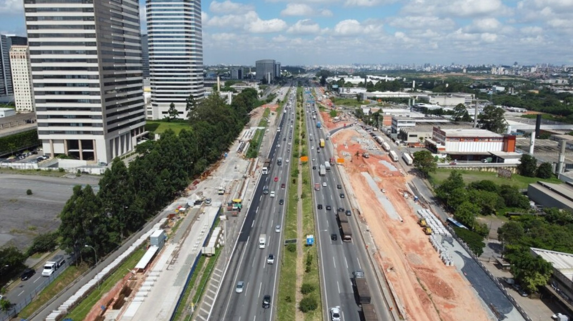 Vista do trecho em obras na rodovia Castello Branco, altura da região de Barueri