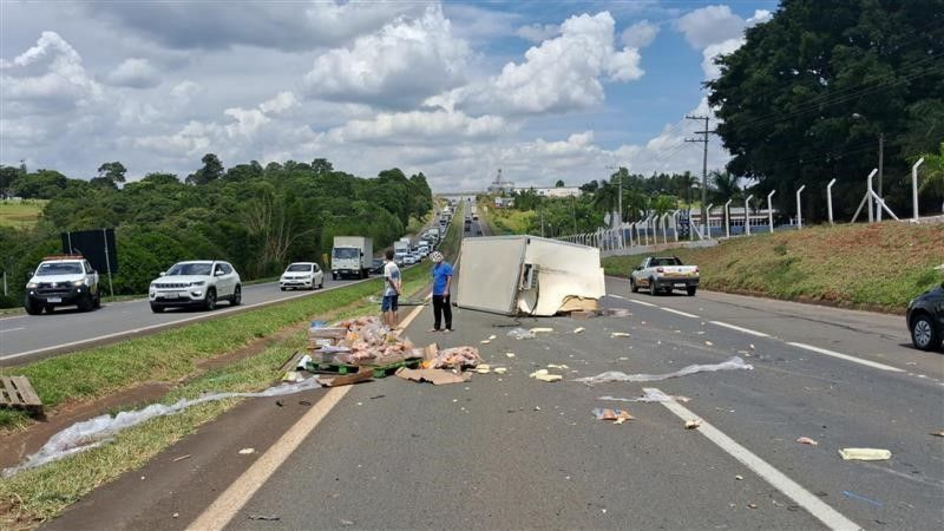 Caminhão tomba e interdita rodovia Raposo Tavares em Itapetininga