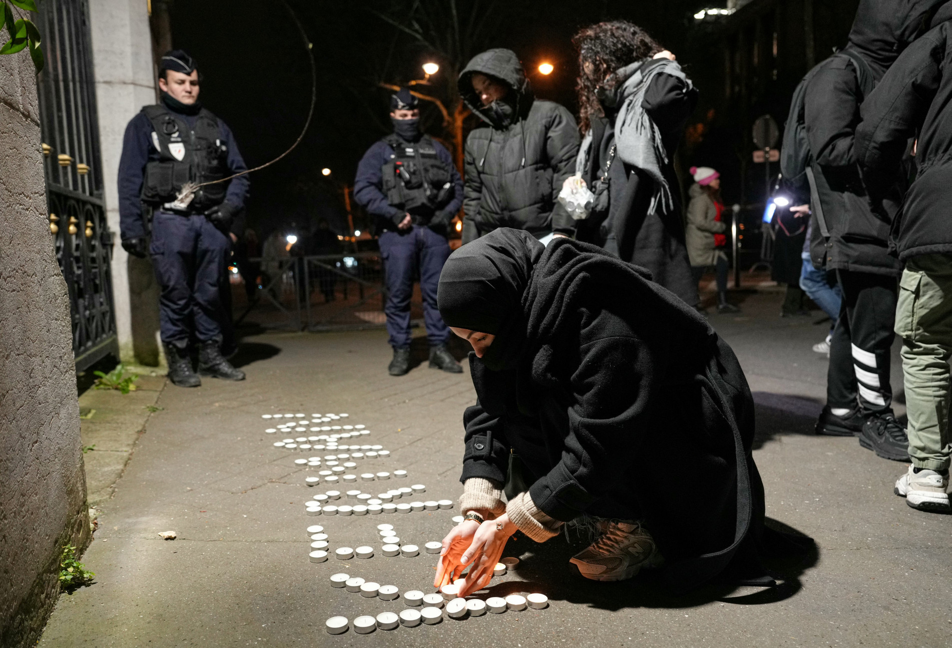 Populares fazem homenagens às vítimas do ataque