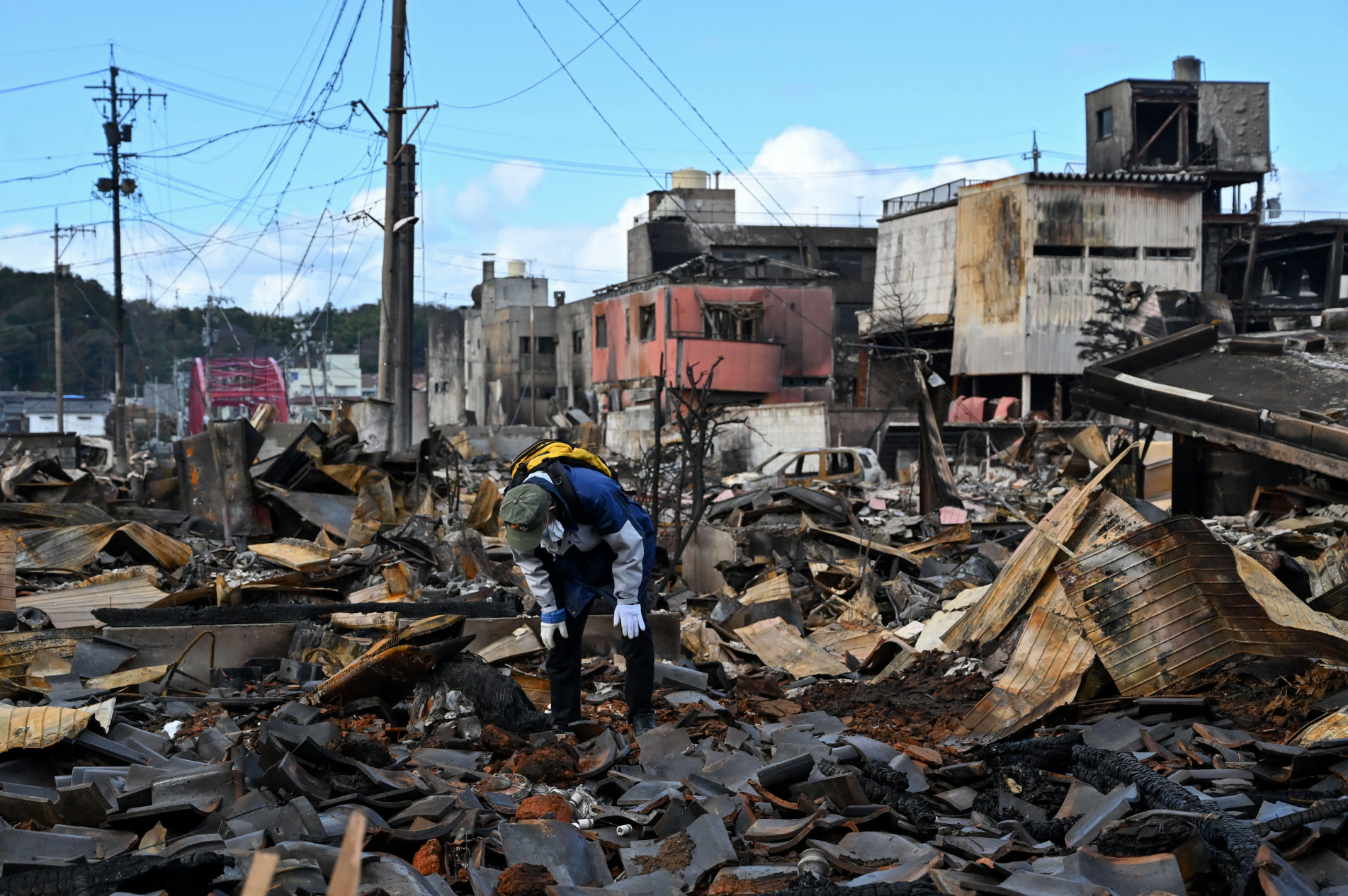 Terremoto causou desabamento de edifícios e a destruição de estradas 