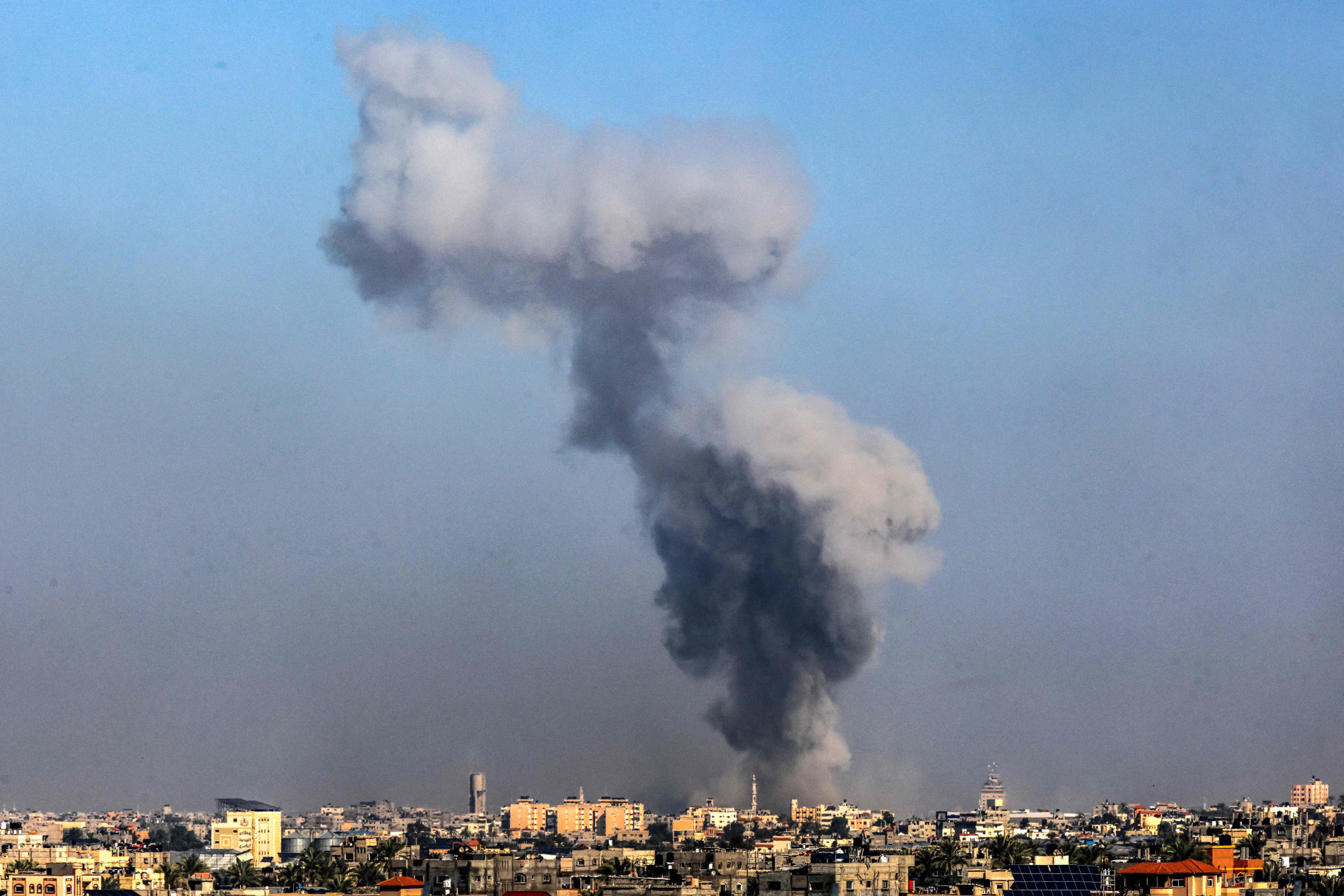 Ontem (6), Israel bombardeou novamente o sul da Faixa de Gaza. Conflito já tem quase três meses