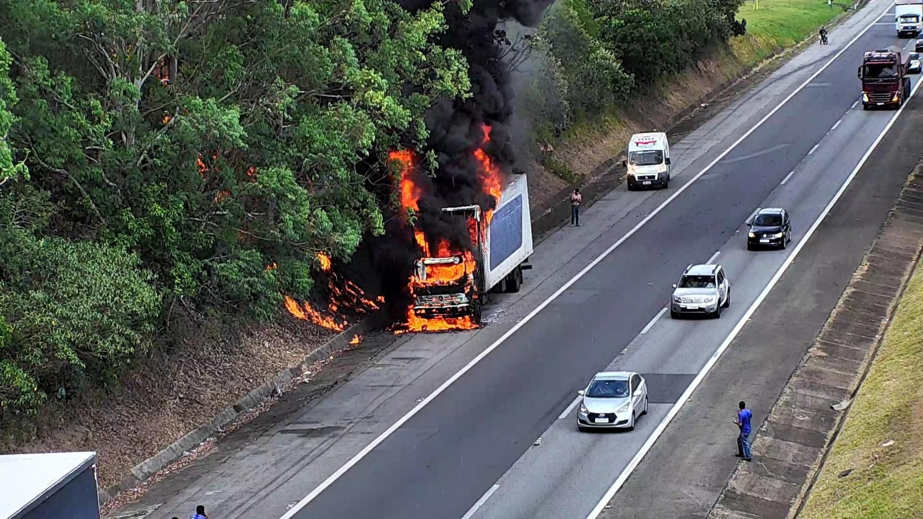 Incêndio em carreta bloqueia parcialmente a Castelo Branco