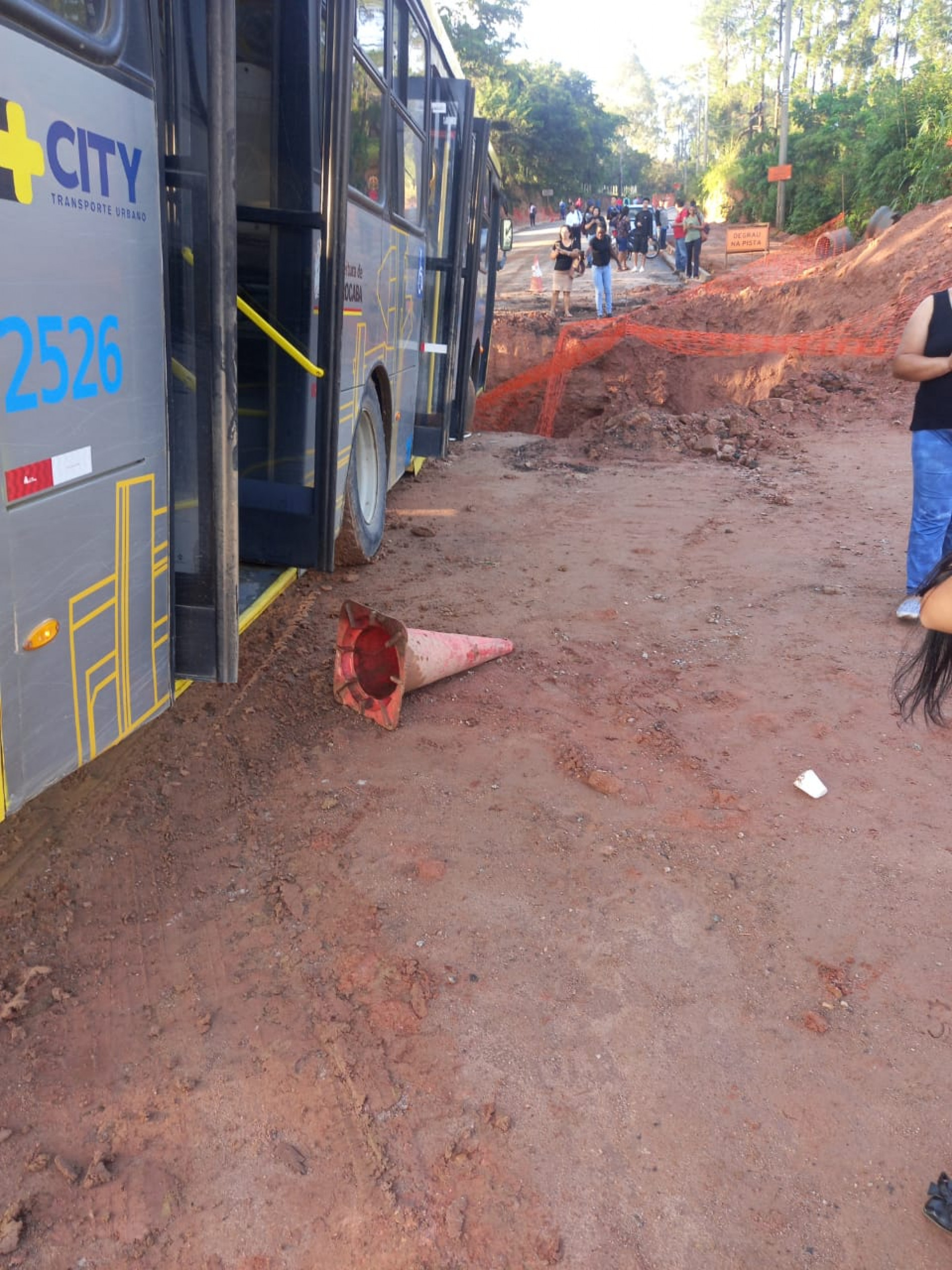 Ônibus quase cai em buraco em avenida em obras em Sorocaba