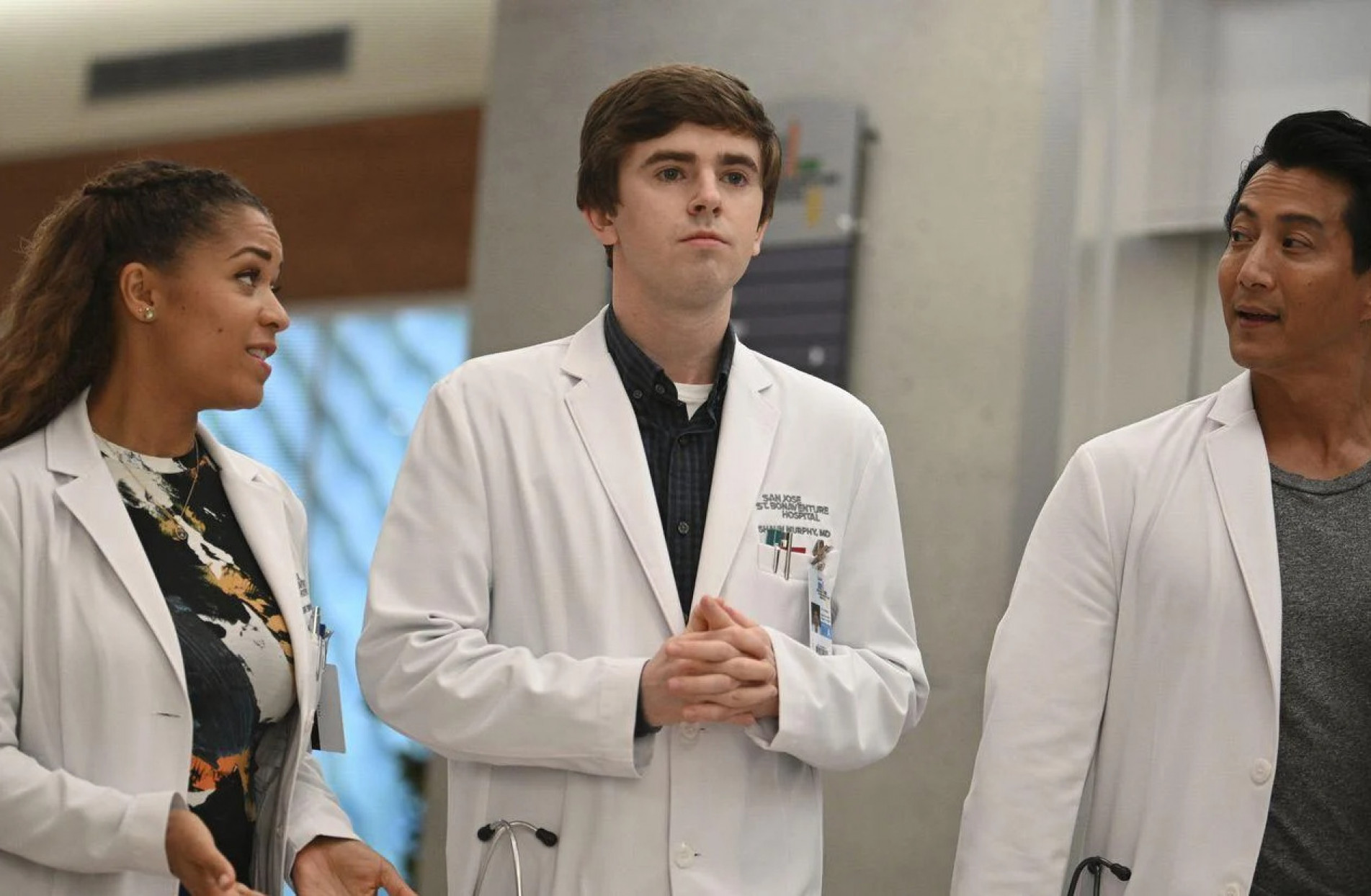 The Good Doctor acompanha a vida de Shaun Murphy, interpretado por Freddie Highmore (centro), um jovem médico que possui autismo e síndrome de Savant  