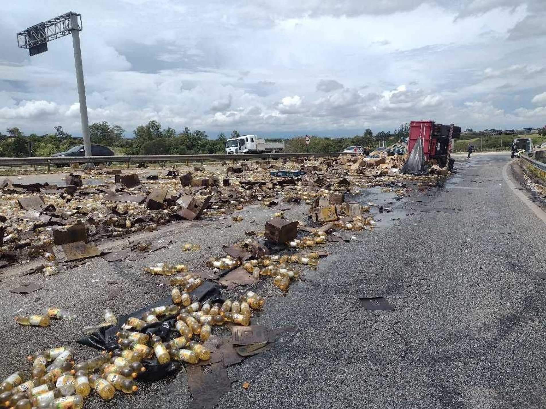 Toda a carga de óleo caiu na pista