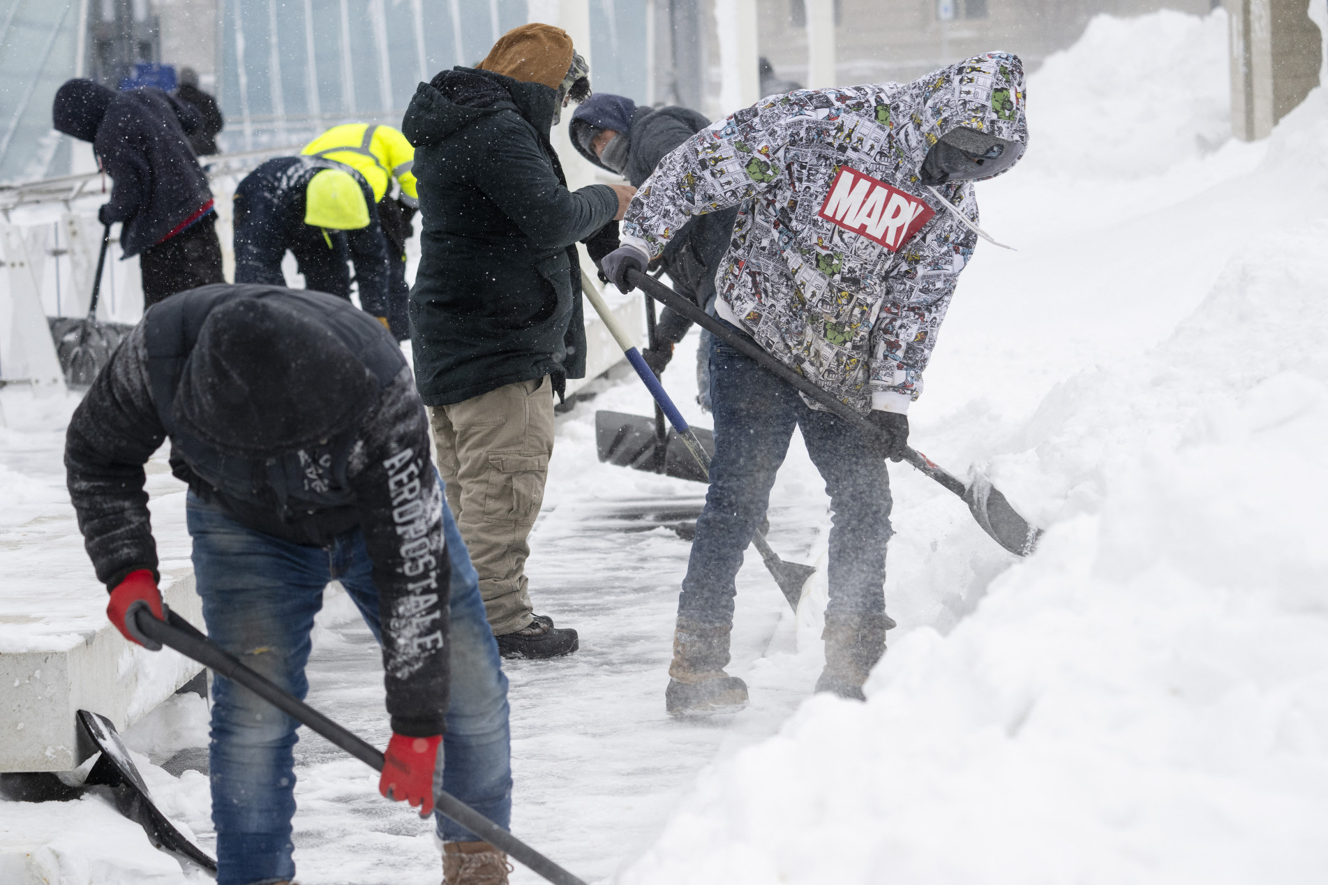 Moradores de Des Moines ajudam a liberar as estradas