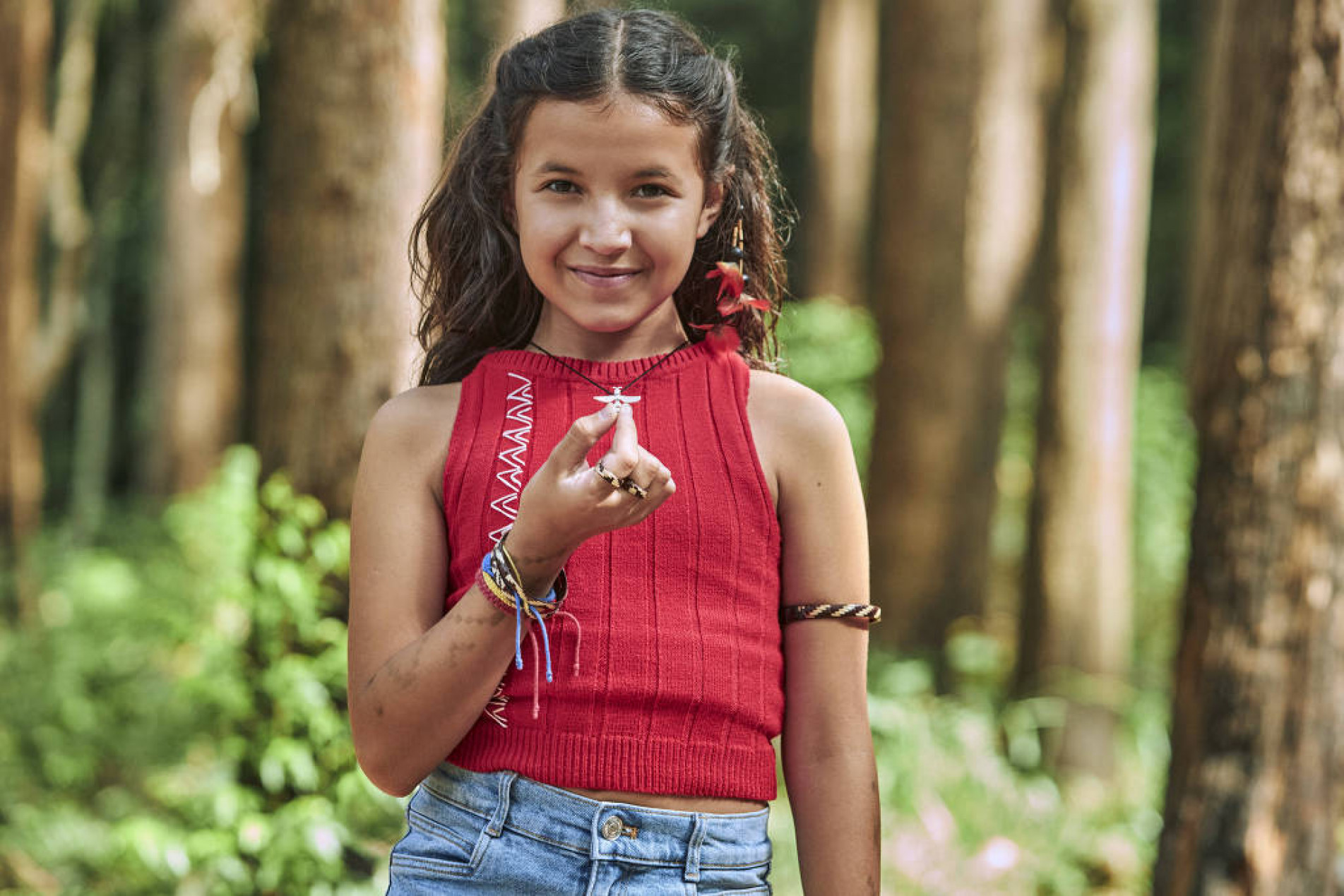 Série conta a história de Luz, uma menina de 9 anos criada em uma comunidade indígena que sai em busca de suas raízes e origens após descobrir que foi adotada