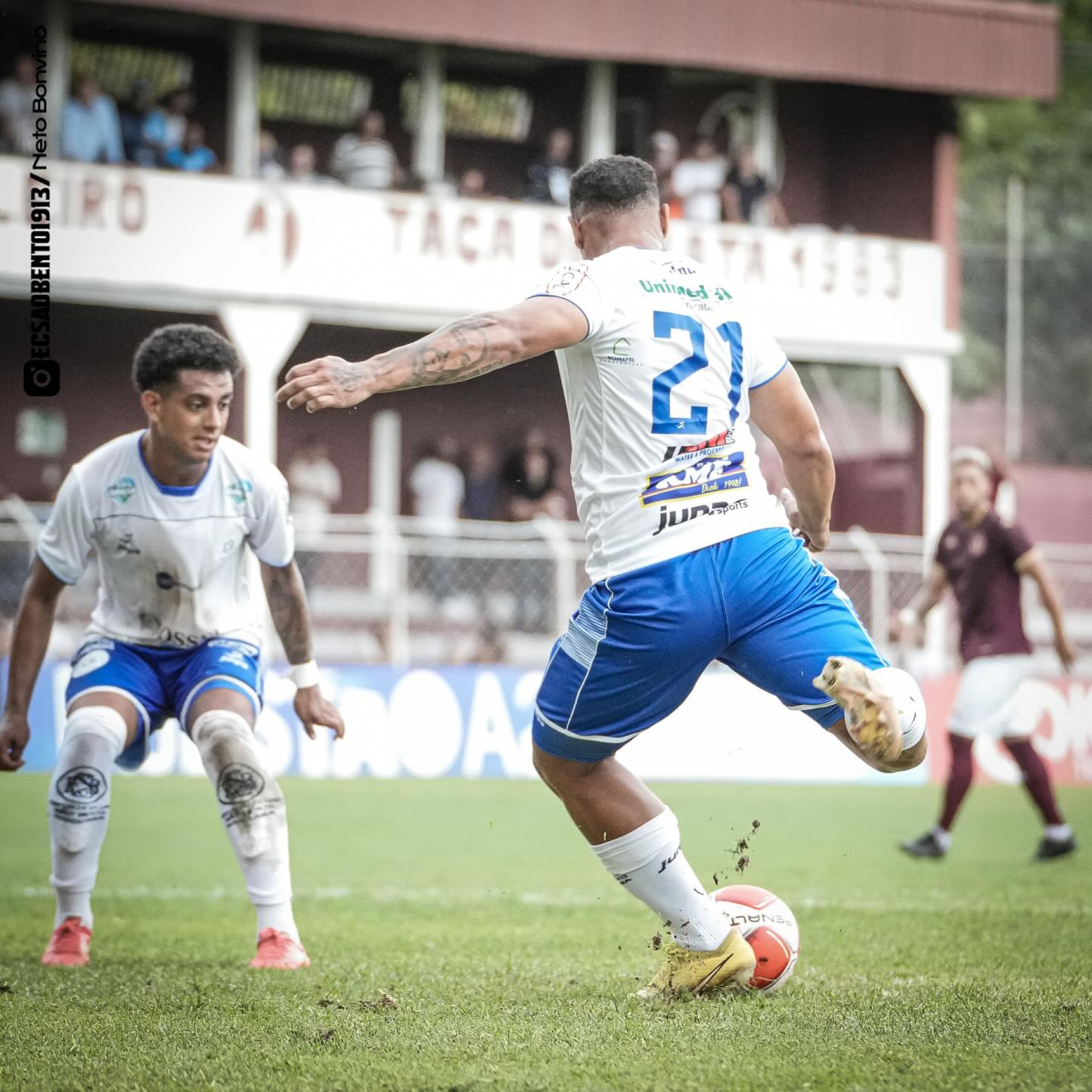 Atacante Vitão (camisa 21) abriu o placar para o time de Sorocaba