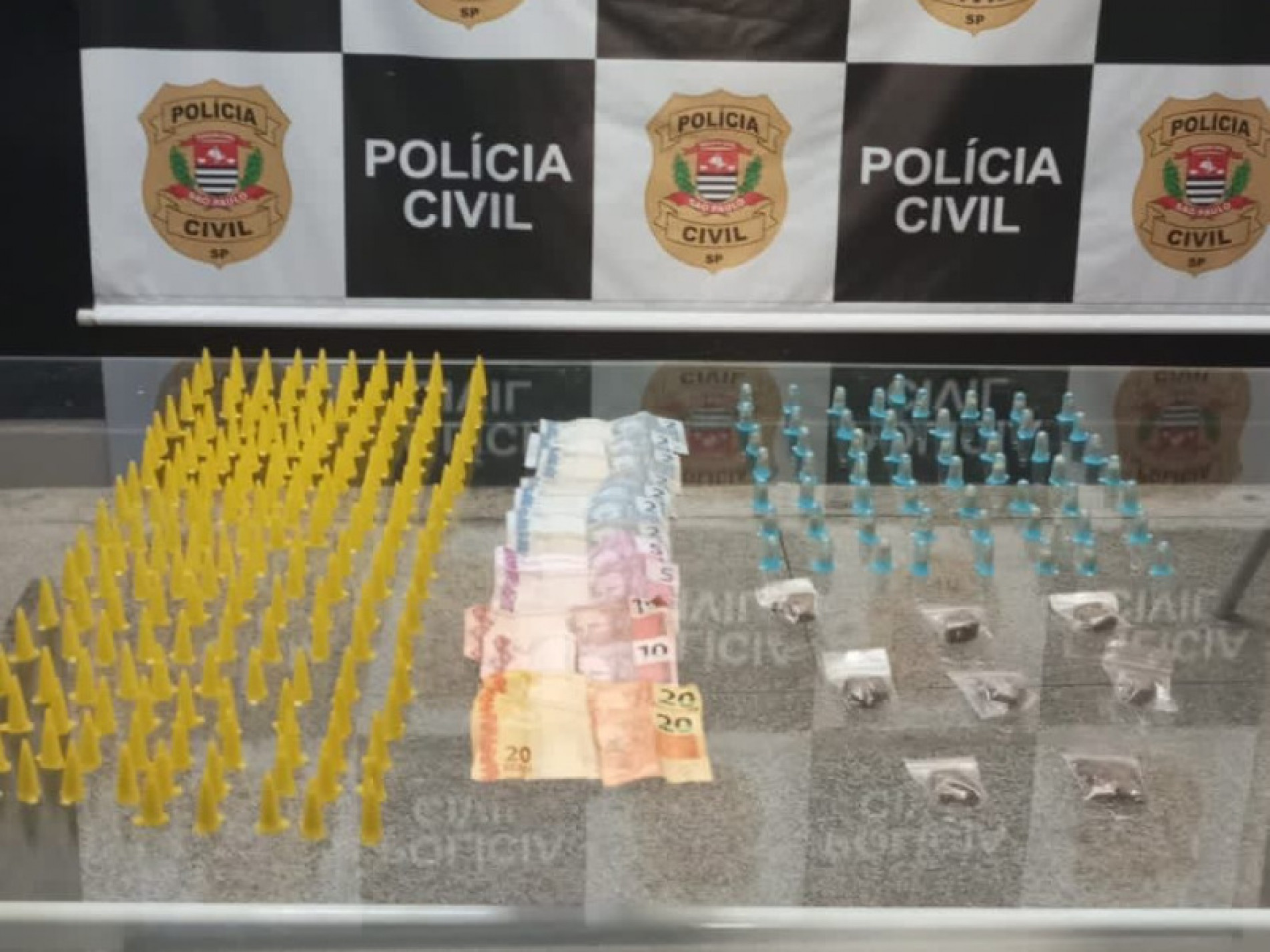 Durante a ação, uma mulher de 19 anos foi apreendida com 185 porções de cocaína, 8 de maconha, 57 pedras de crack e R$ 84,00