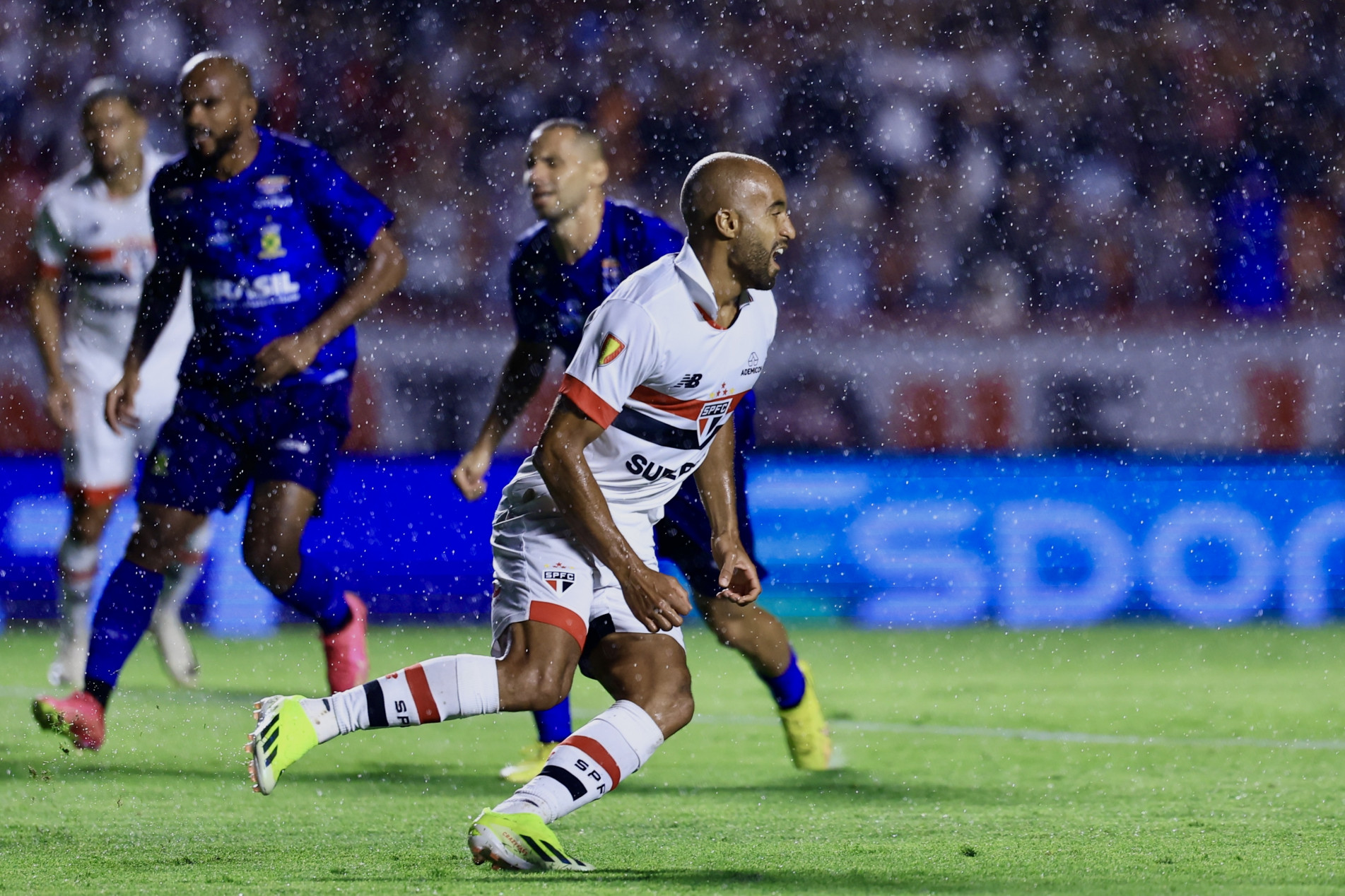 Camisa 7 fez gol de pênalti e criou várias jogadas