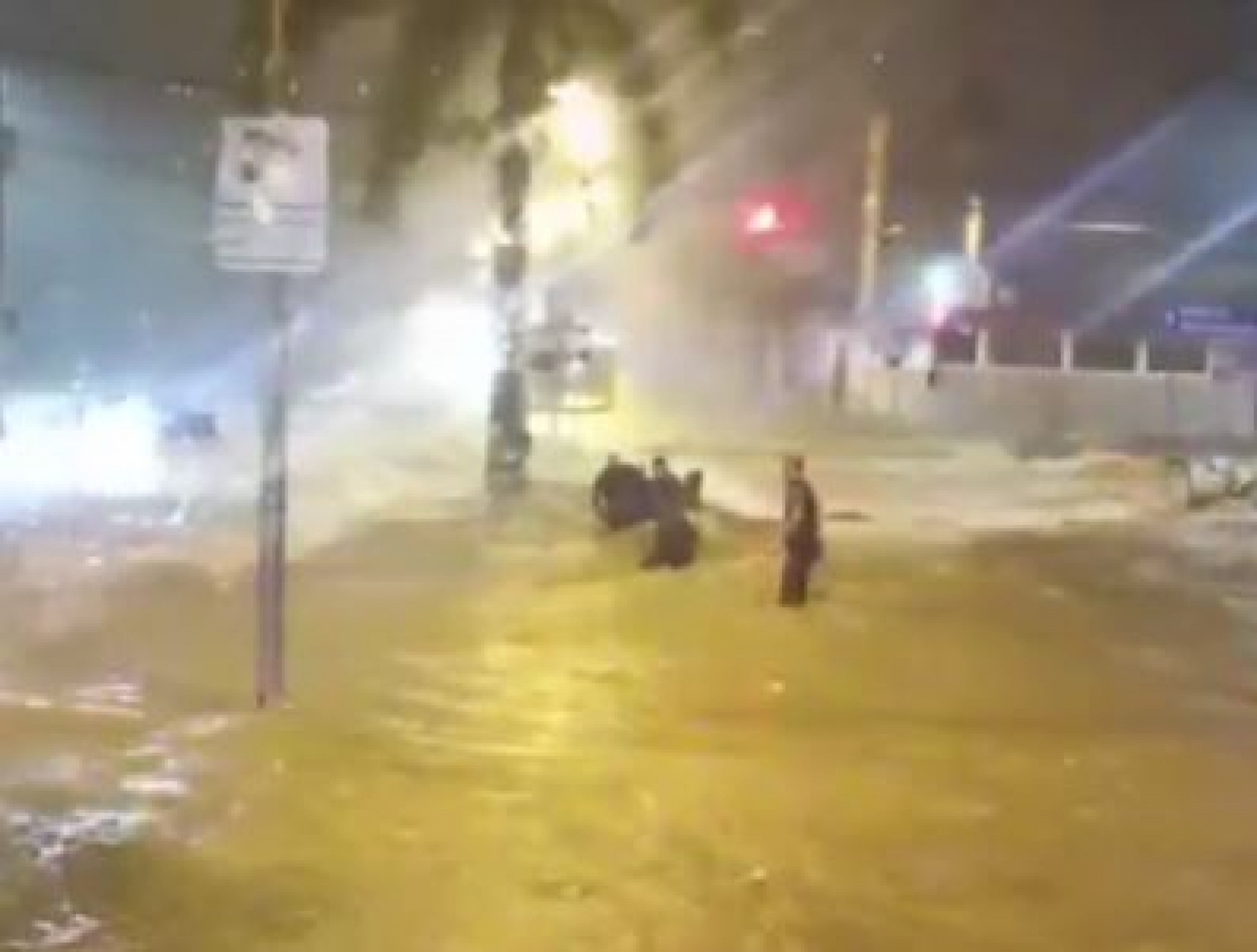 PM salvou casal que estava ilhado na avenida Washington Luiz após o temporal em Sorocaba 